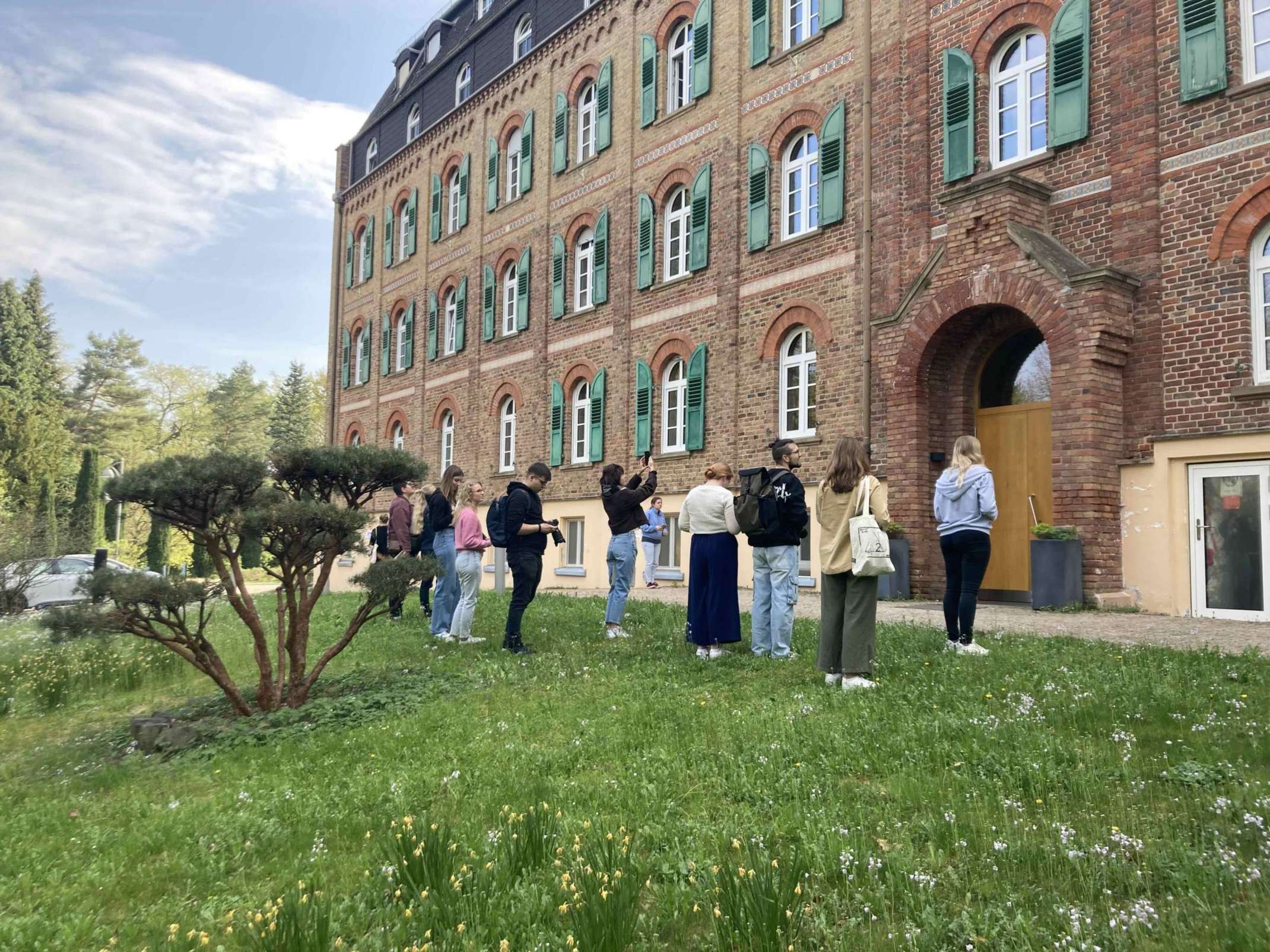 Die Studierenden sehen sich das Kloster von außen an