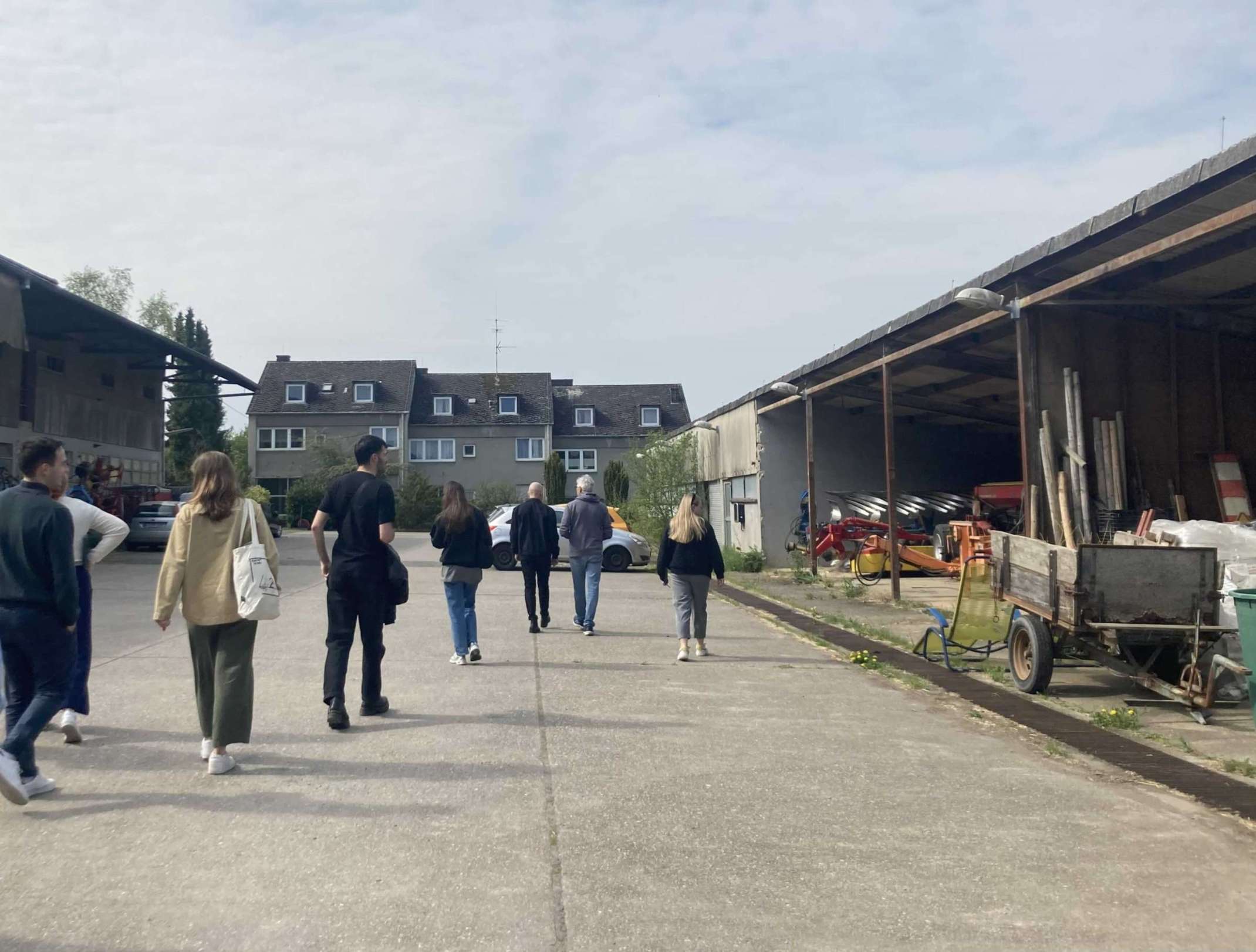 Studierende beim Geländerundgang