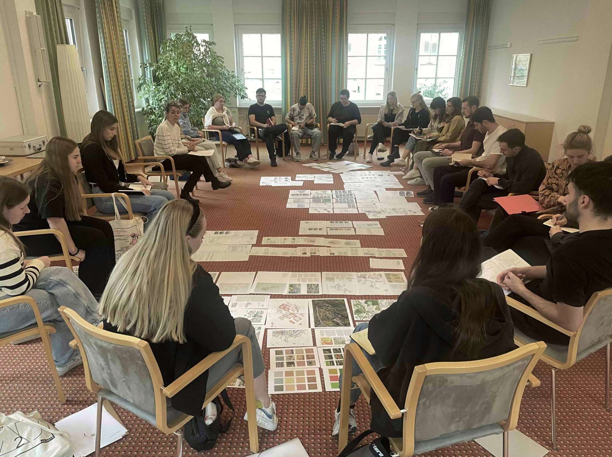 Studierende besprechen ihre Analysen mit Prof. Samsøe