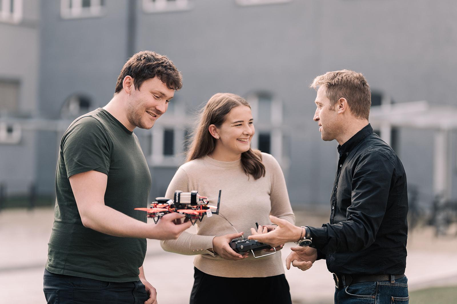 Prof. Florian Hörmann mit Studierenden aus dem Master Produktion