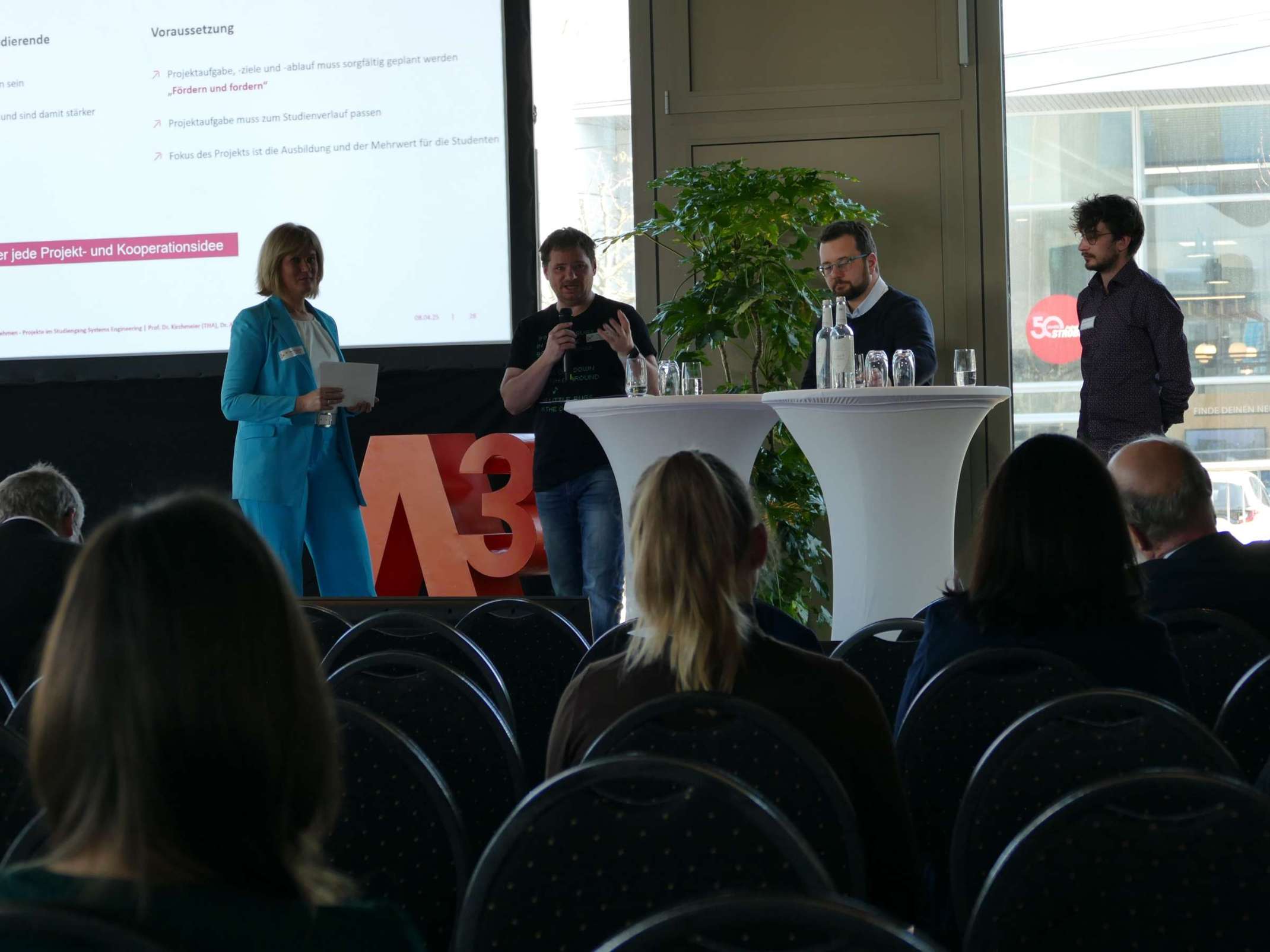 ttk25: Dr. Thomas Kirchmeier (2.v.l.) erläutert den neuen Studiengang Systems Engineering der THA