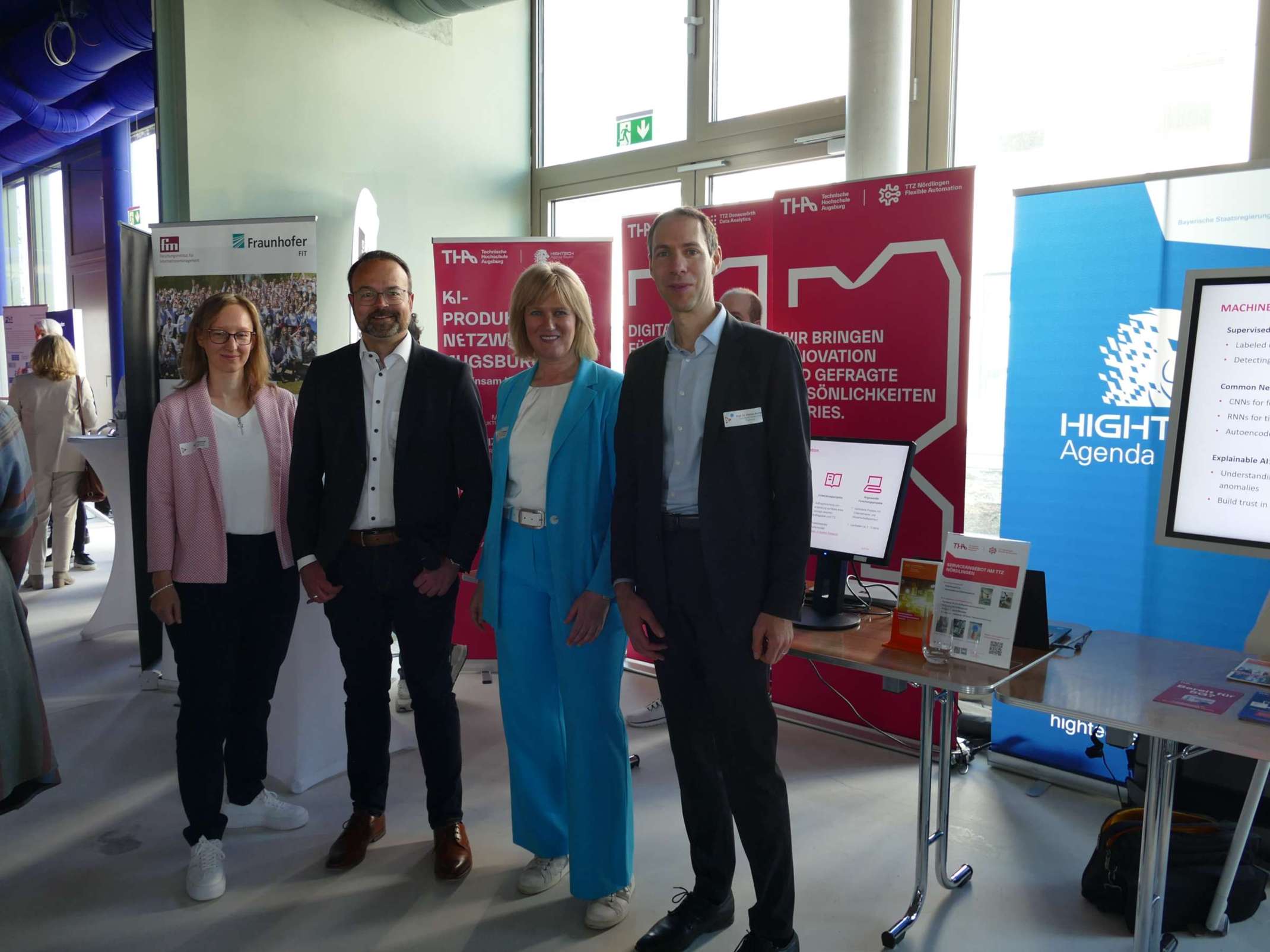 ttk25: Die Organisatorinnen des Kongresses Martina Medrano (2.v.r.) und Nadine Kabbeck (links) mit Prof. Dr. Björn Häckel, wissenschaftlicher Leiter des KI-Produktionsnetzwerks der THA (2.v.l.) und Prof. Dr. Florian Kerber, TTZ Nördlingen