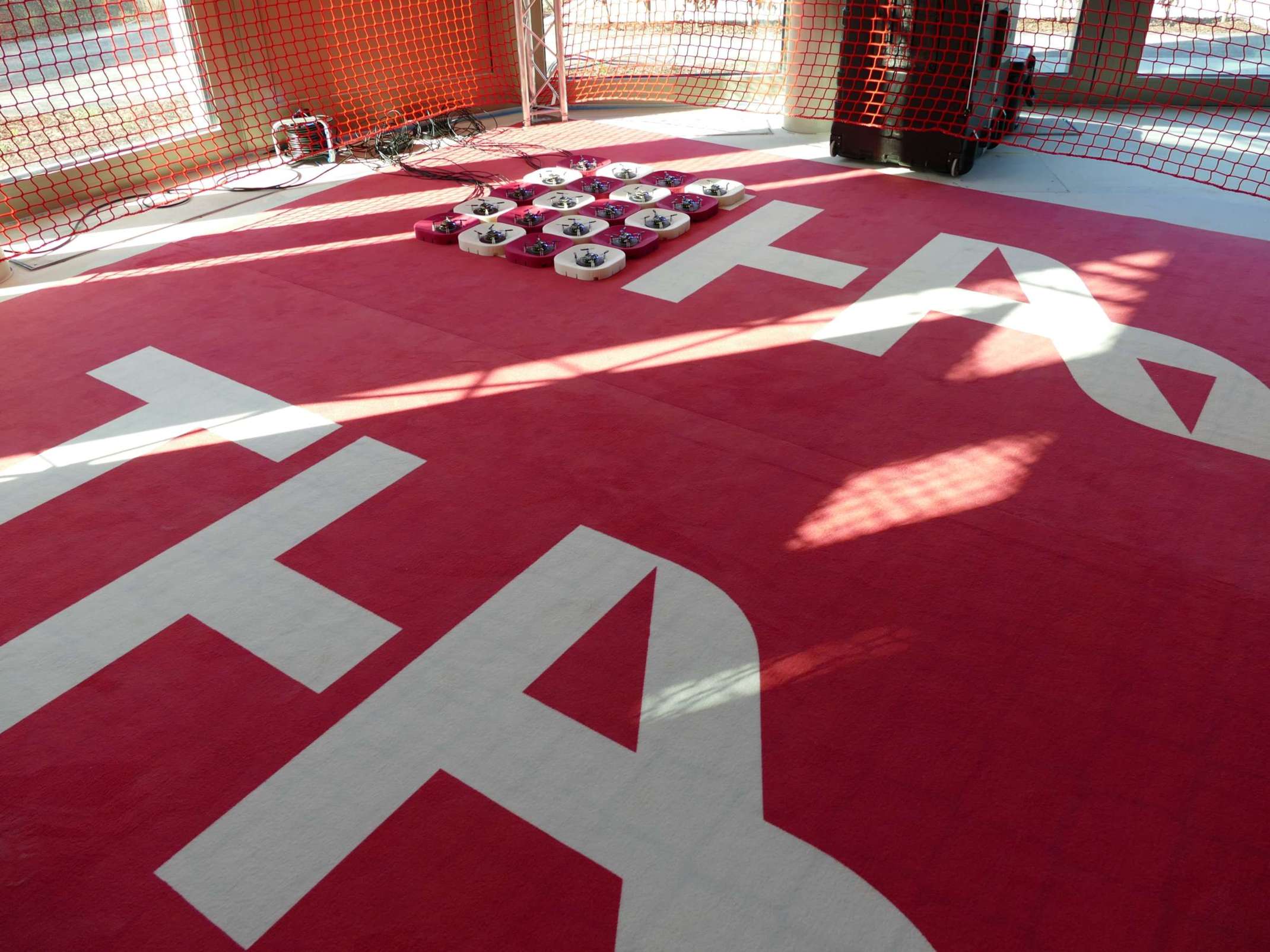 ttk25: Die Drohnen warten auf dem roten Teppich der THA auf ihren Einsatz