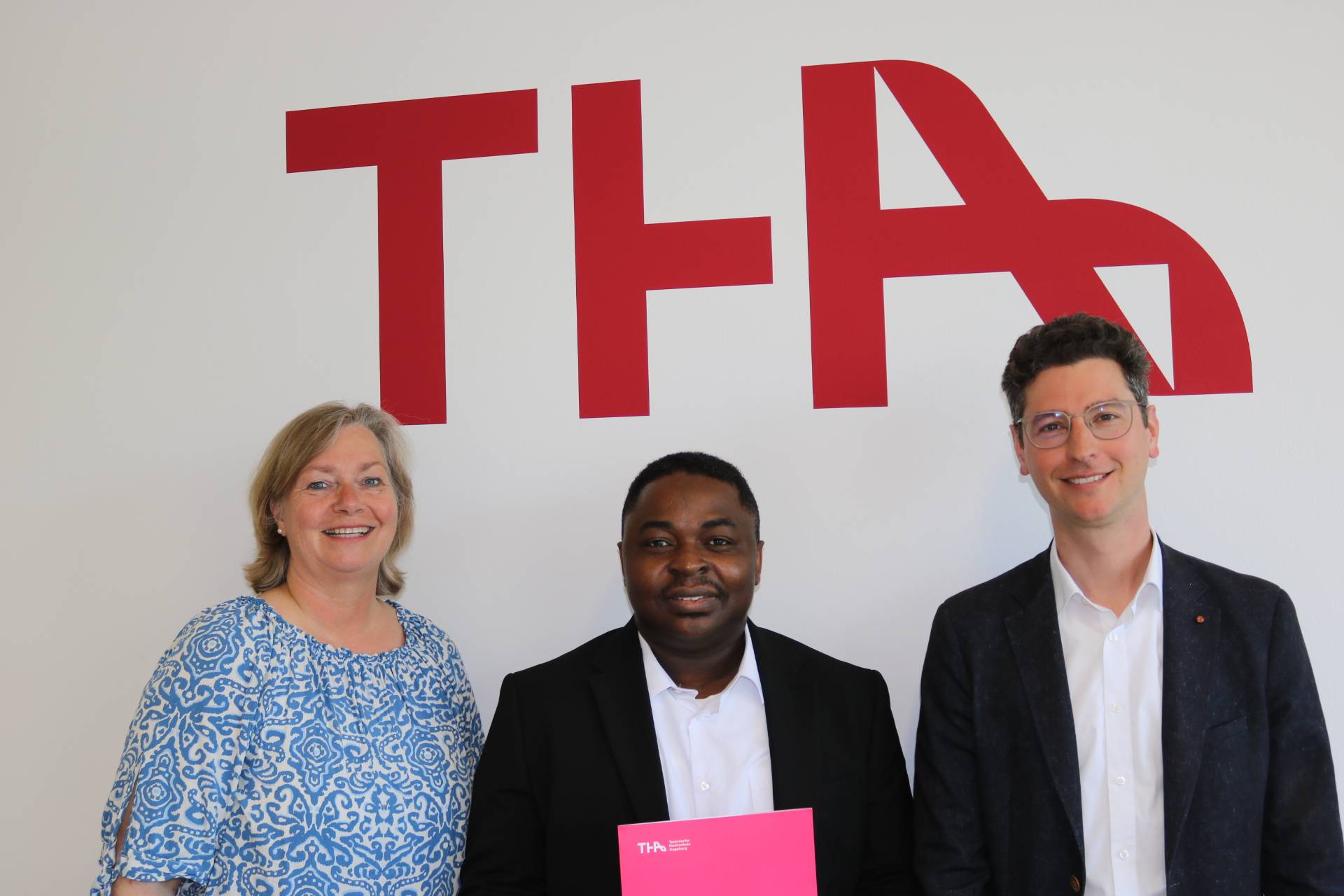 Program manager Christine Greve and Prof. Dr. Zimmermann are delighted with the first graduate.