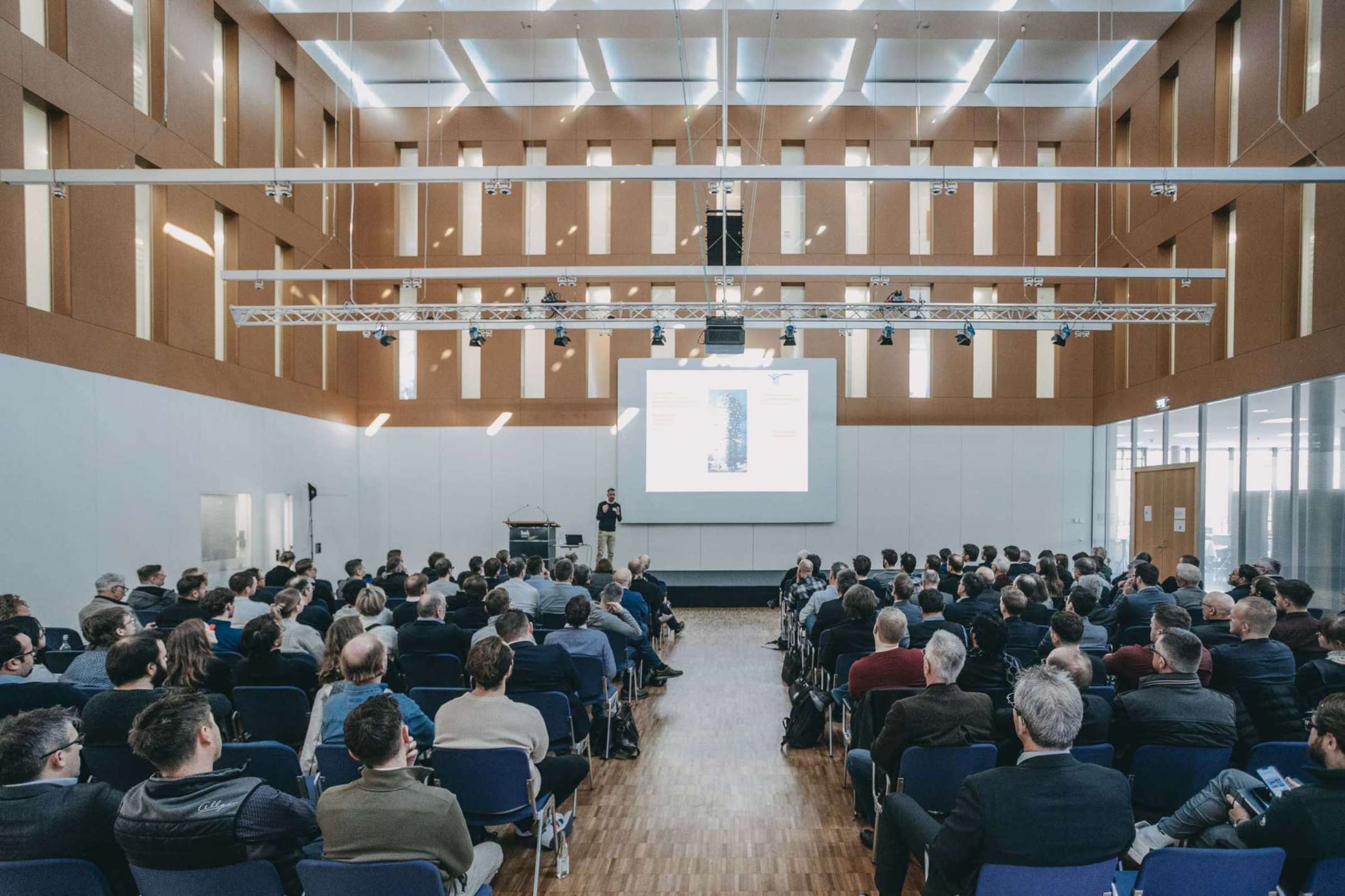 Gut besetztes Auditorium der HWK Schwaben bei der Tagung Fassade 25 der TH Augsburg. Foto: Matthias Leo