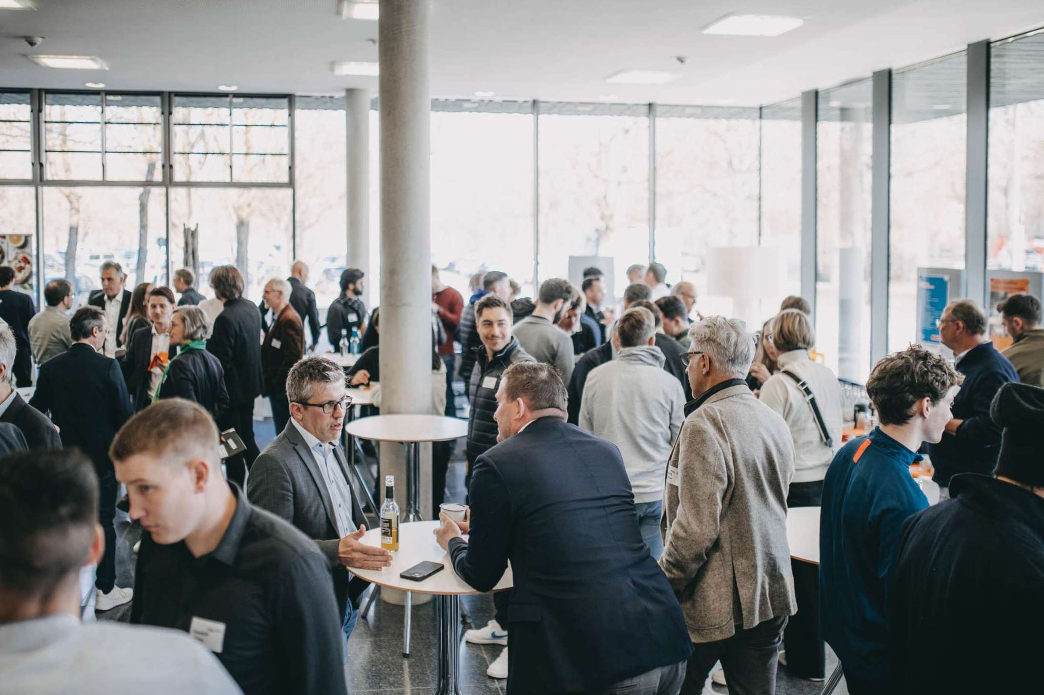 Begleitende Fachausstellung und Netzwerken bei der Tagung Fassade 25. Foto: Matthias Leo.
