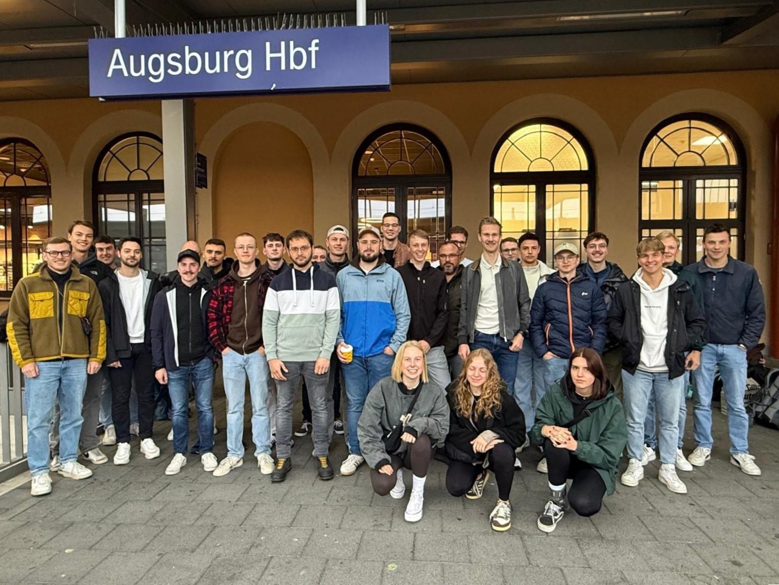 Gruppenbild 6. Semester Bau Abreise am Bahnhof