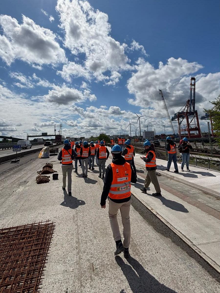Studierende besichtigen die Baustelle der Bundesautobahn A7 K20–K30 