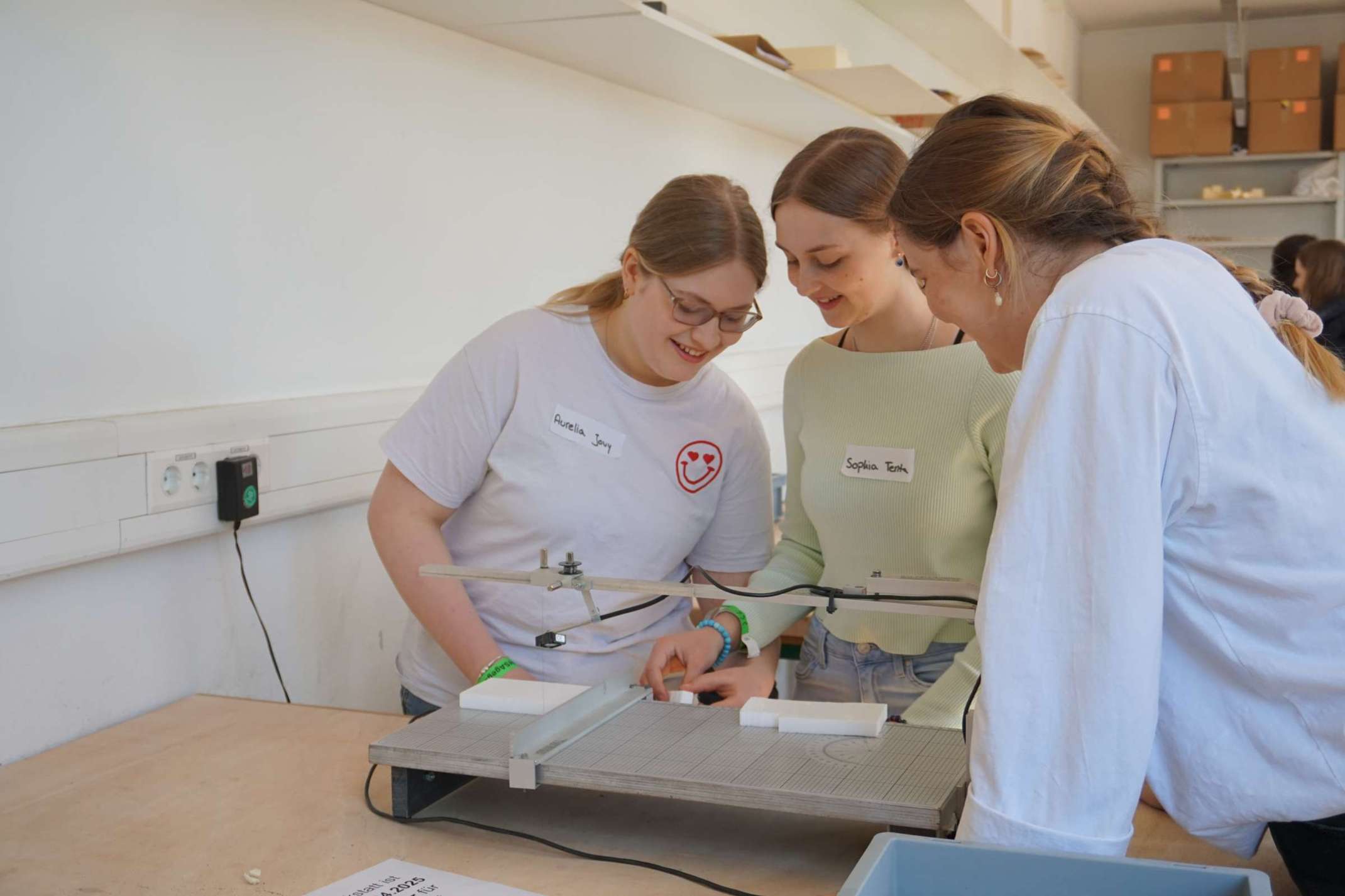 Schülerinnen arbeiten am Styrocutter