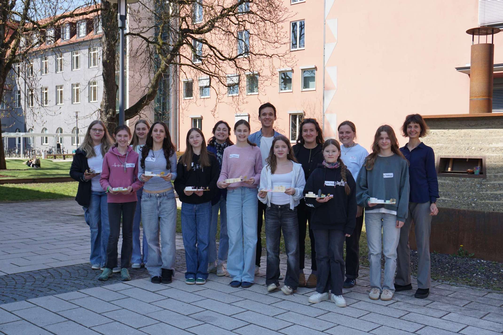 Gruppenfoto der Schülerinnen und Studierenden