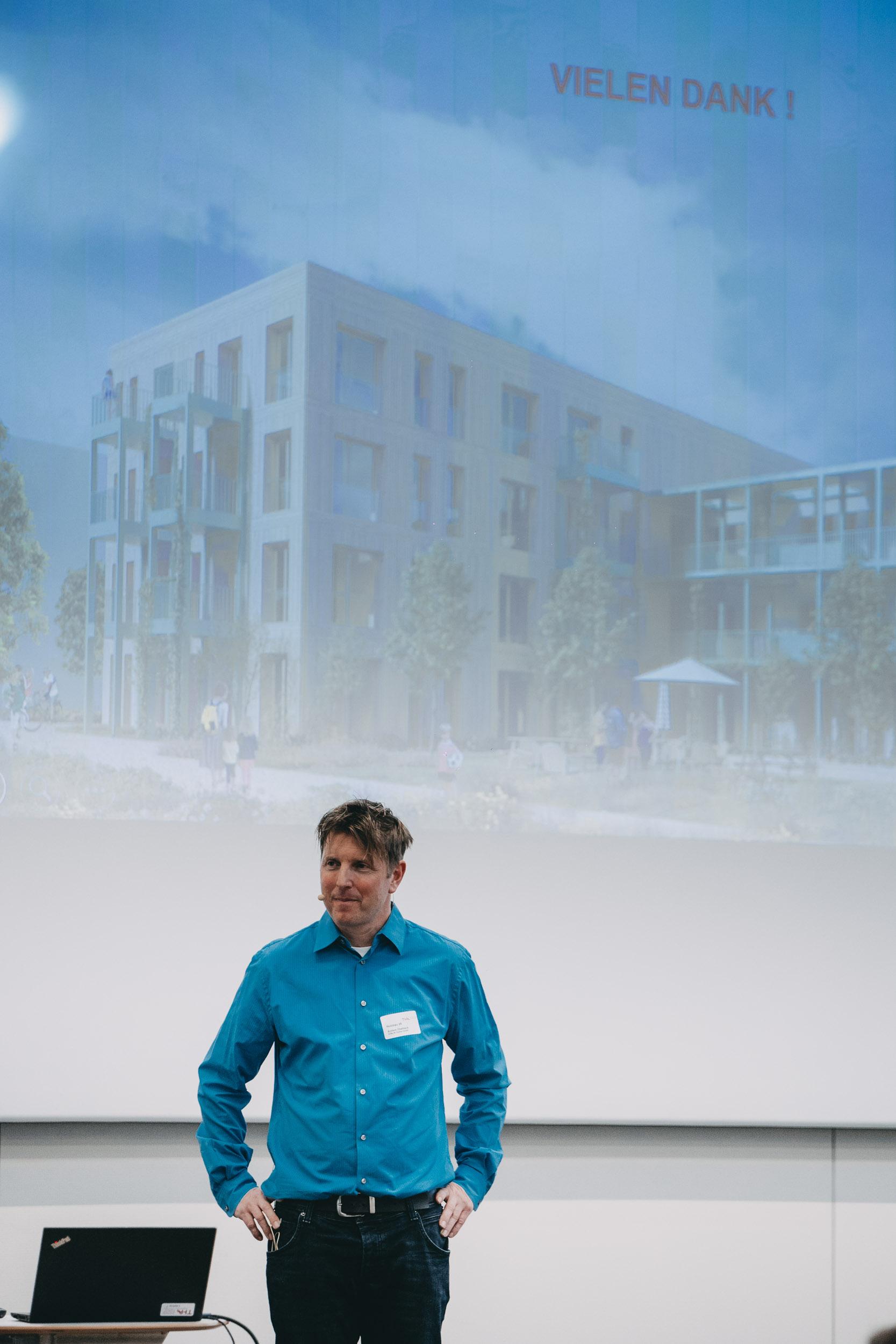 Anders Übelhack, spricht über "Holz-Hybrid-Bau als Lösung" bei der Holzbau 25. Foto: Matthias Leo.