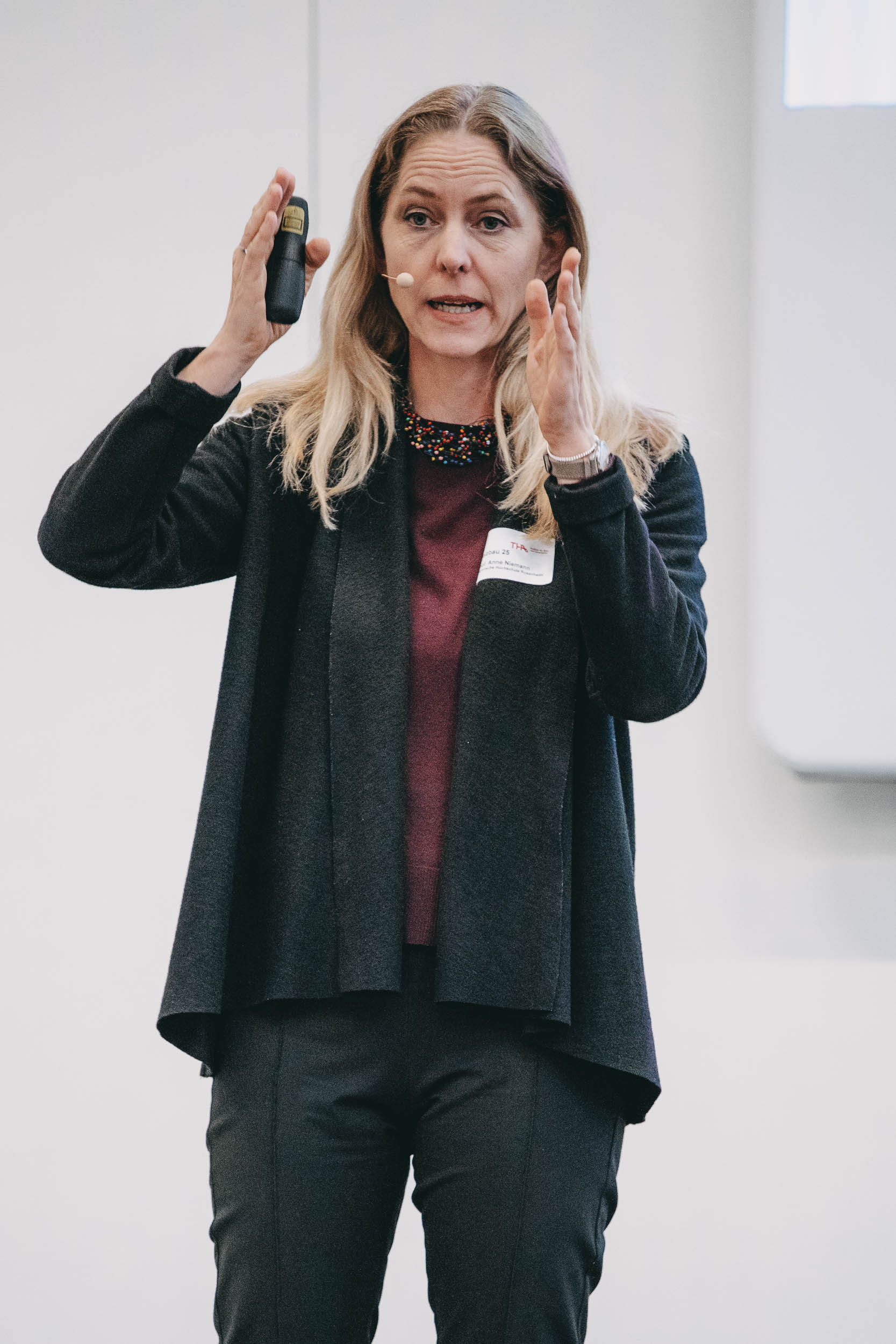 Prof. Dr.-Ing. Architektin Univ. Anne Niemann, Vertretungsprofessorin für Entwerfen und Holzbau, TH Rosenheim, Leiterin Forschungszentrum Einfach Bauen, TU München. Foto: Matthias Leo.