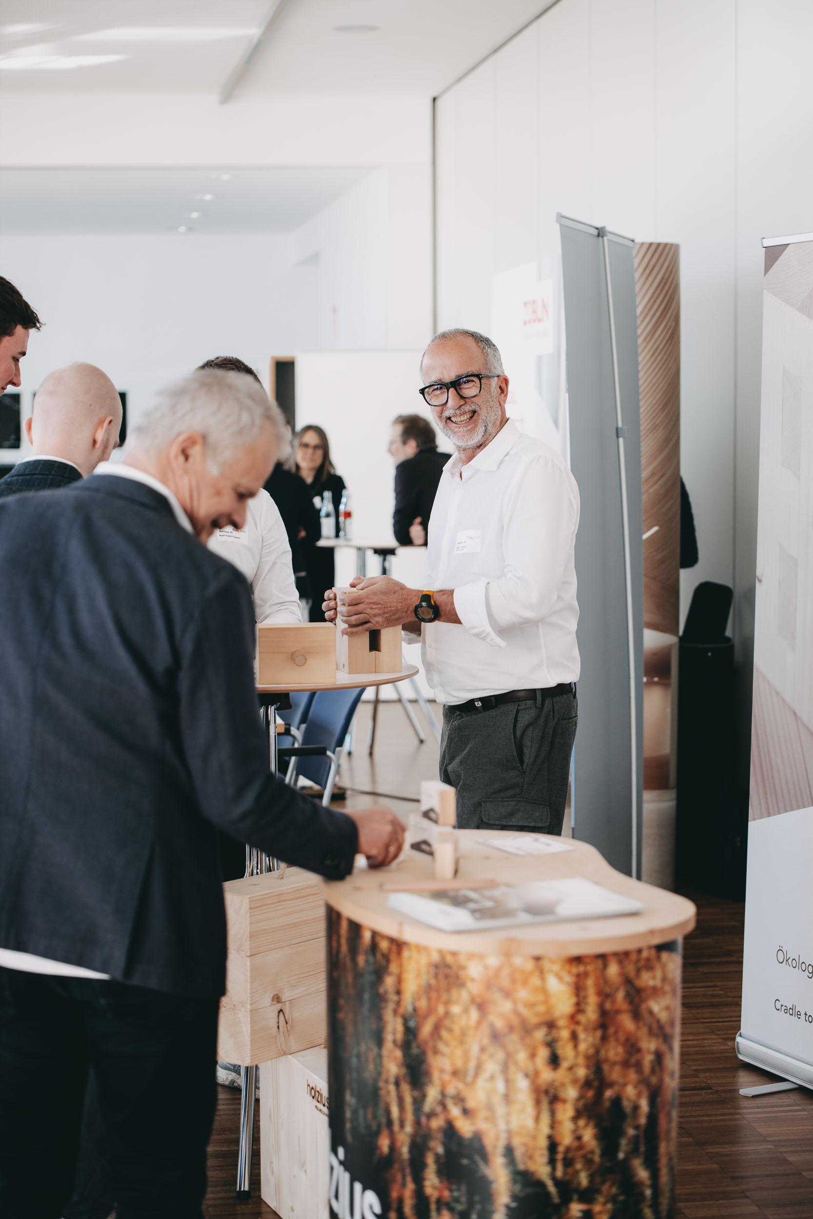 Begleitende Fachausstellung bei der Tagung Holzbau 25. Foto: Matthias Leo.