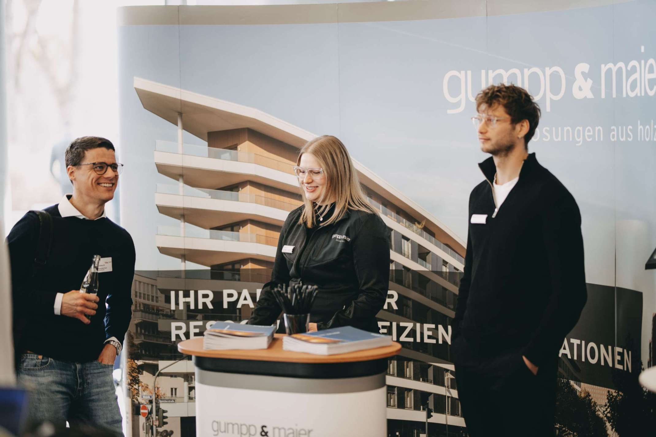 Fachlicher Austausch und Netzwerken bei der Tagung Holzbau 25. Foto: Matthias Leo.