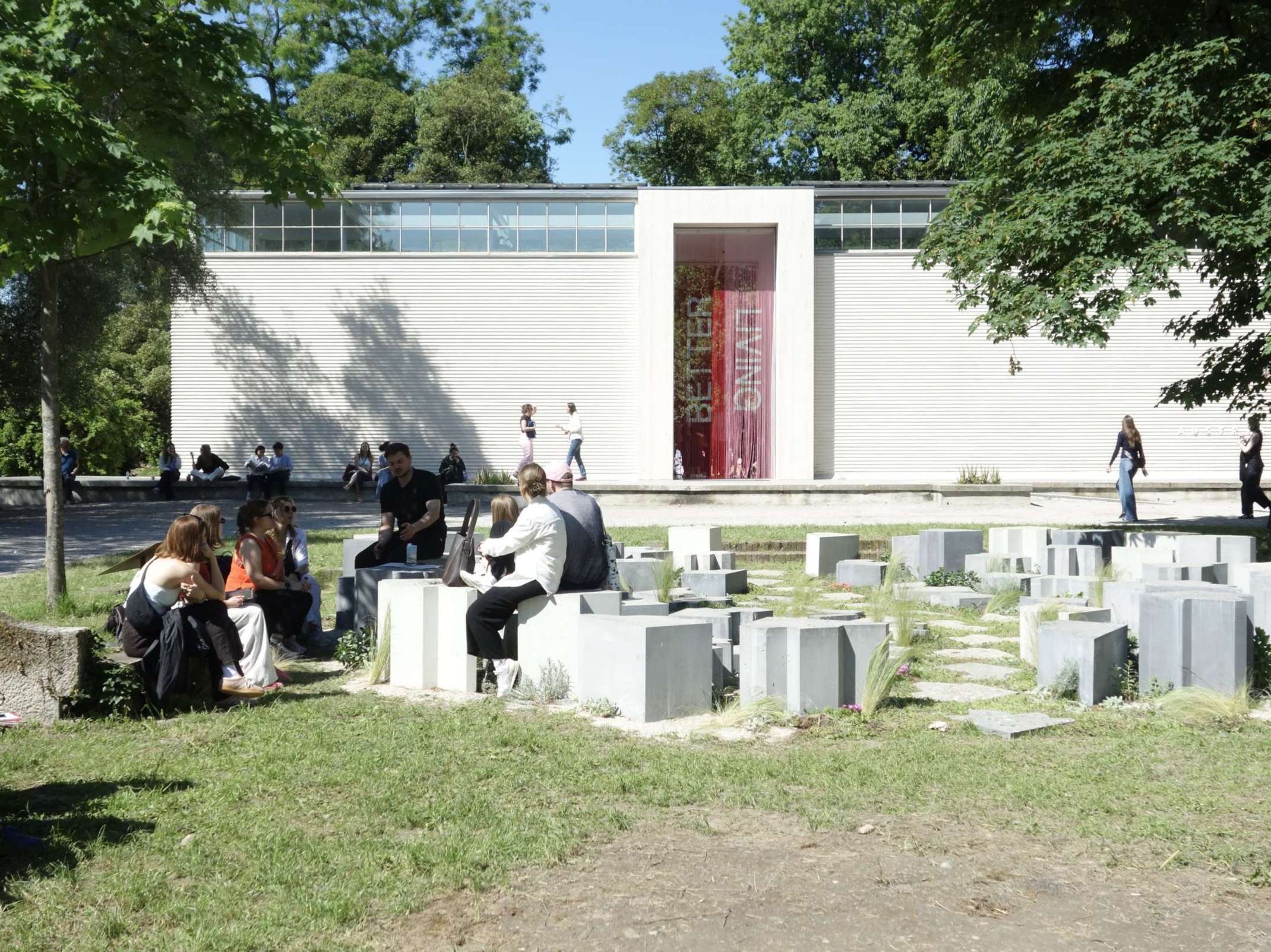 Studierende auf Biennale