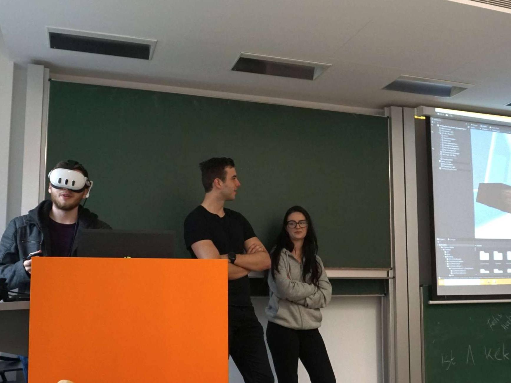 Studienerende bei Präsentation 