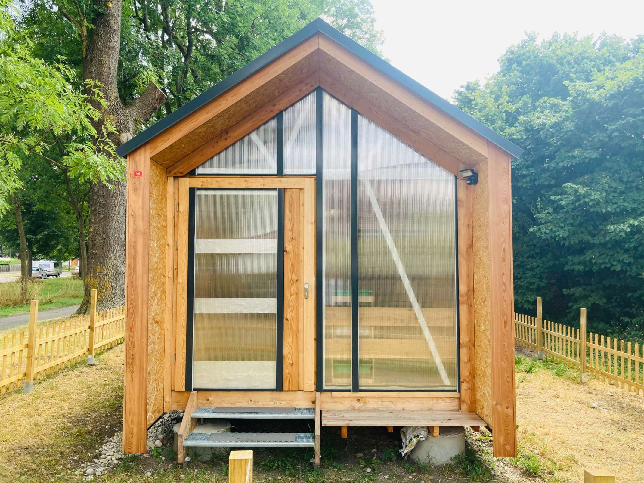 Die Grundform und Tragstruktur ist noch zu erkennen - die ehemaligen Pavillons als Waldkindergarten