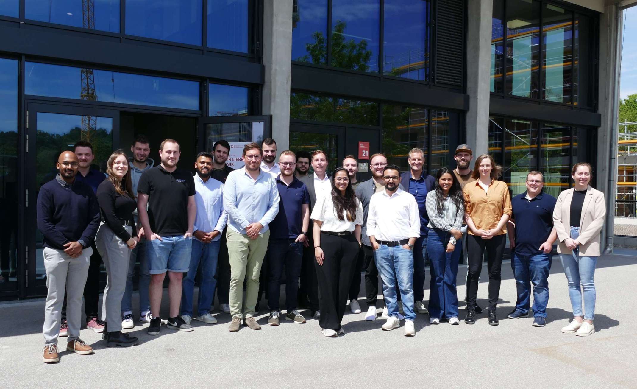 Das gesamte Team des TTZ Landsberg am Lech vor dem Standort "Am Papierbach". © Jessica Hövelborn