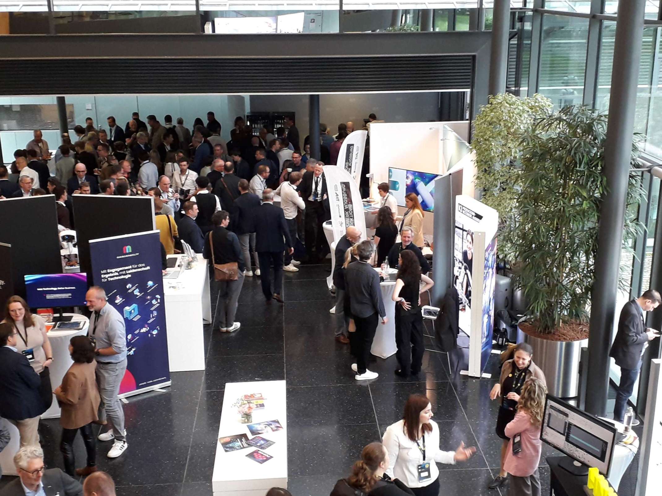 AI Convention #5: Im Foyer informierten sich die Teilnehmenden an den Messeständen