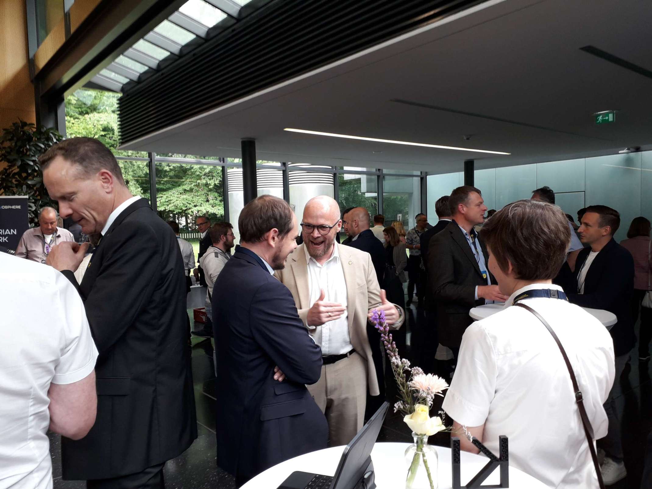 Bayerns Digitalminister Dr. Fabian Mehring im Gespräch mit Prof. Dr. Markus Sause, Direktor des KI-Produktionsnetzwerks der Universität Augsburg