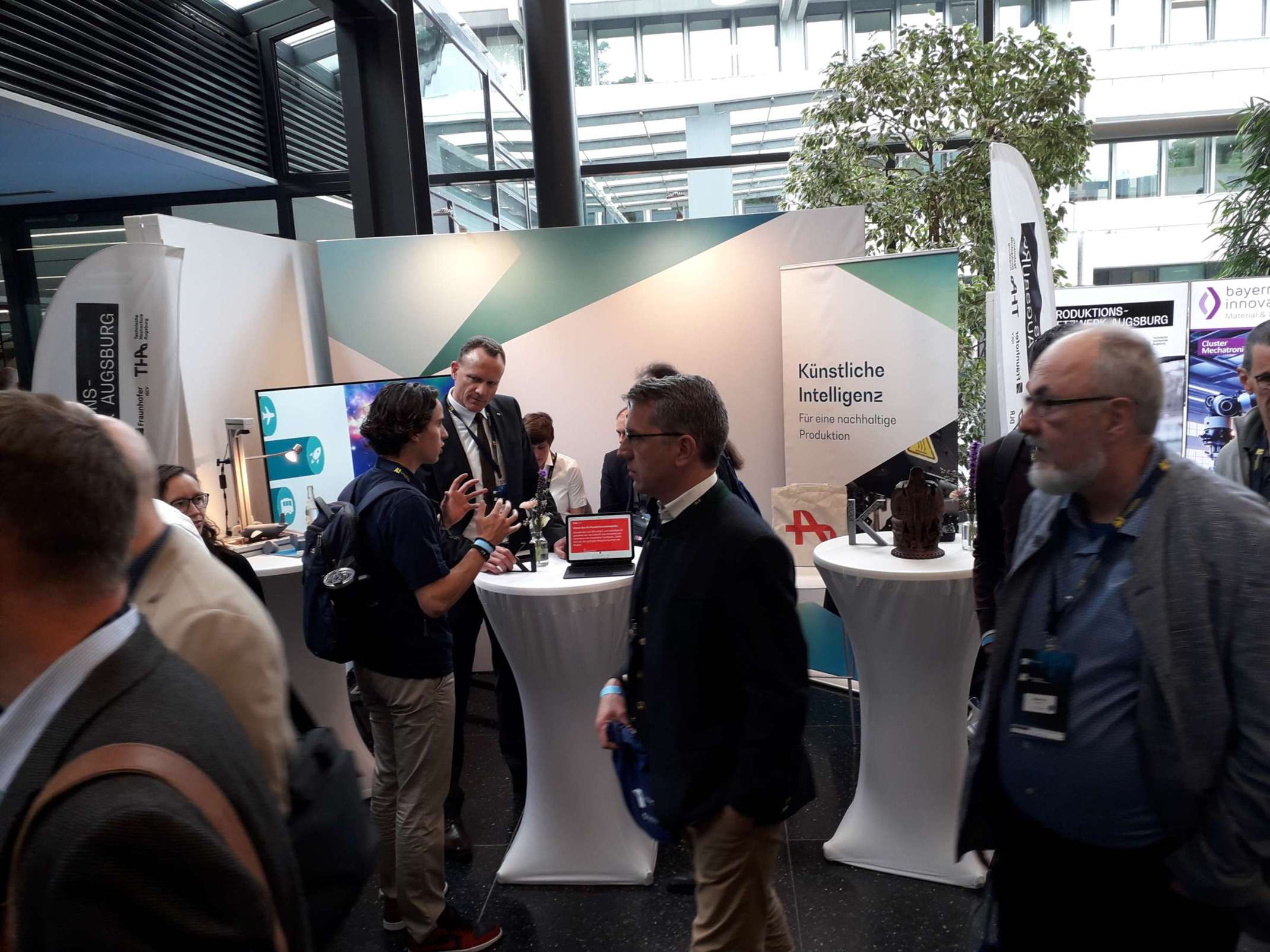 AI Convention #5: Am Messestand des KI-Produktionsnetzwerks Augsburg