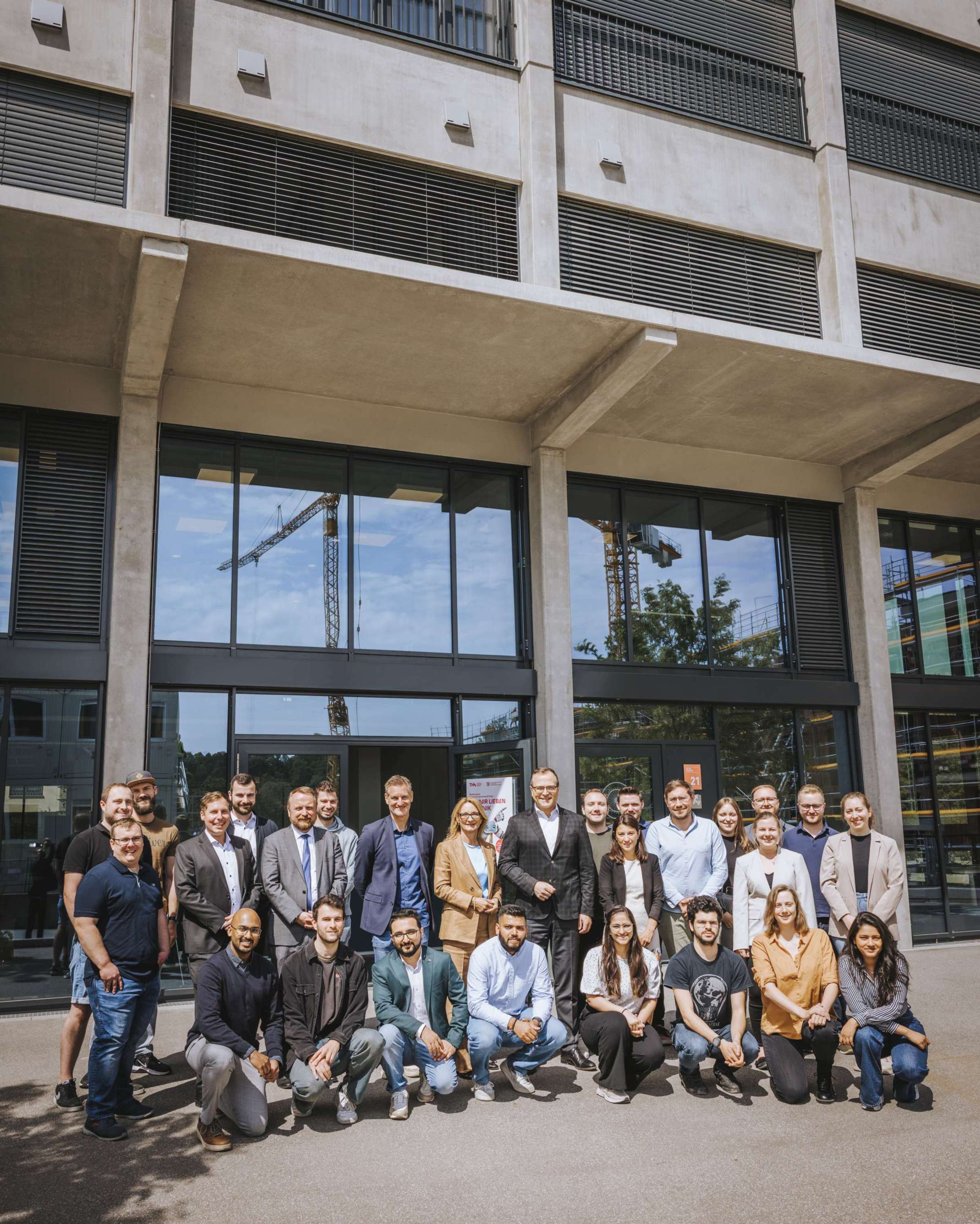 Gruppenbild mit Landrat und Oberbürgermeisterin am TTZ Landsberg am Lech Gruppenbild mit Landrat und Oberbürgermeisterin am TTZ Landsberg am Lech