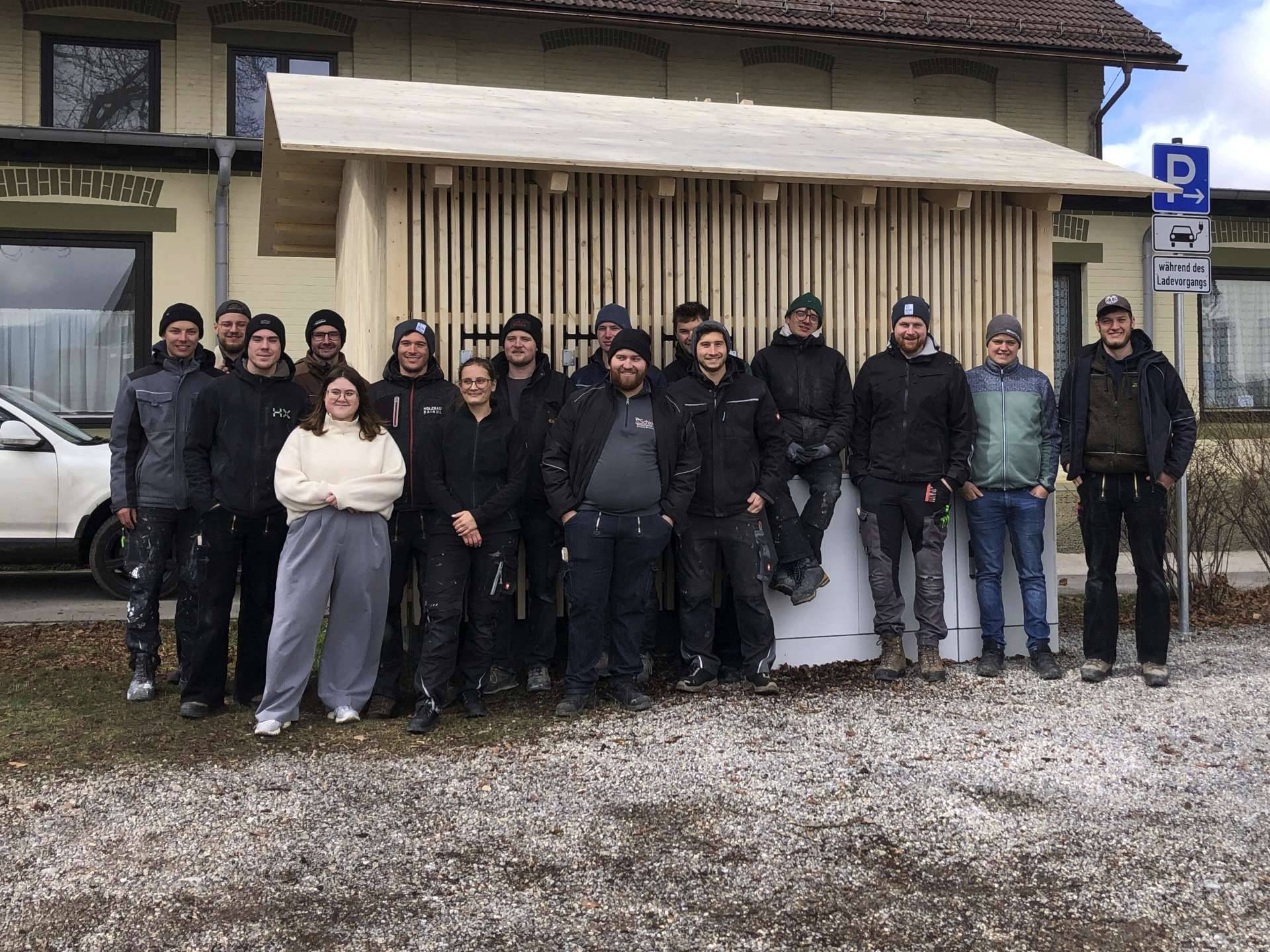 Gruppenfoto vor Trafohäuschen