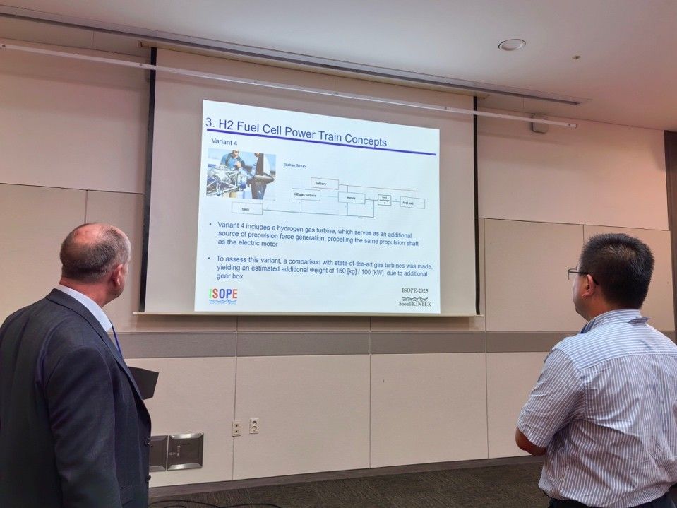Prof. Dr.-Ing. André Baeten (links) in der Diskussion über die Testergebnisse für den H2-gekühlten E-Antrieb des Projekts K-AXFLUX-H2. Bild: ISOPE