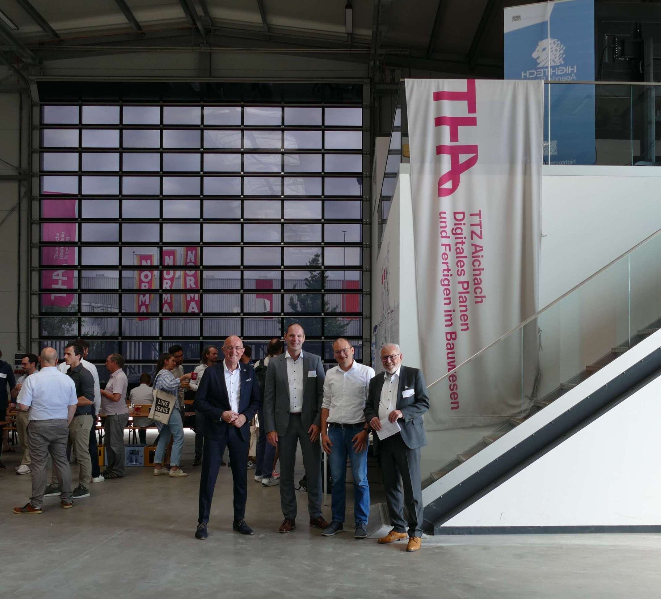 Gruppenbild mit Landrat und Erster Bürgermeister im TTZ Aichach