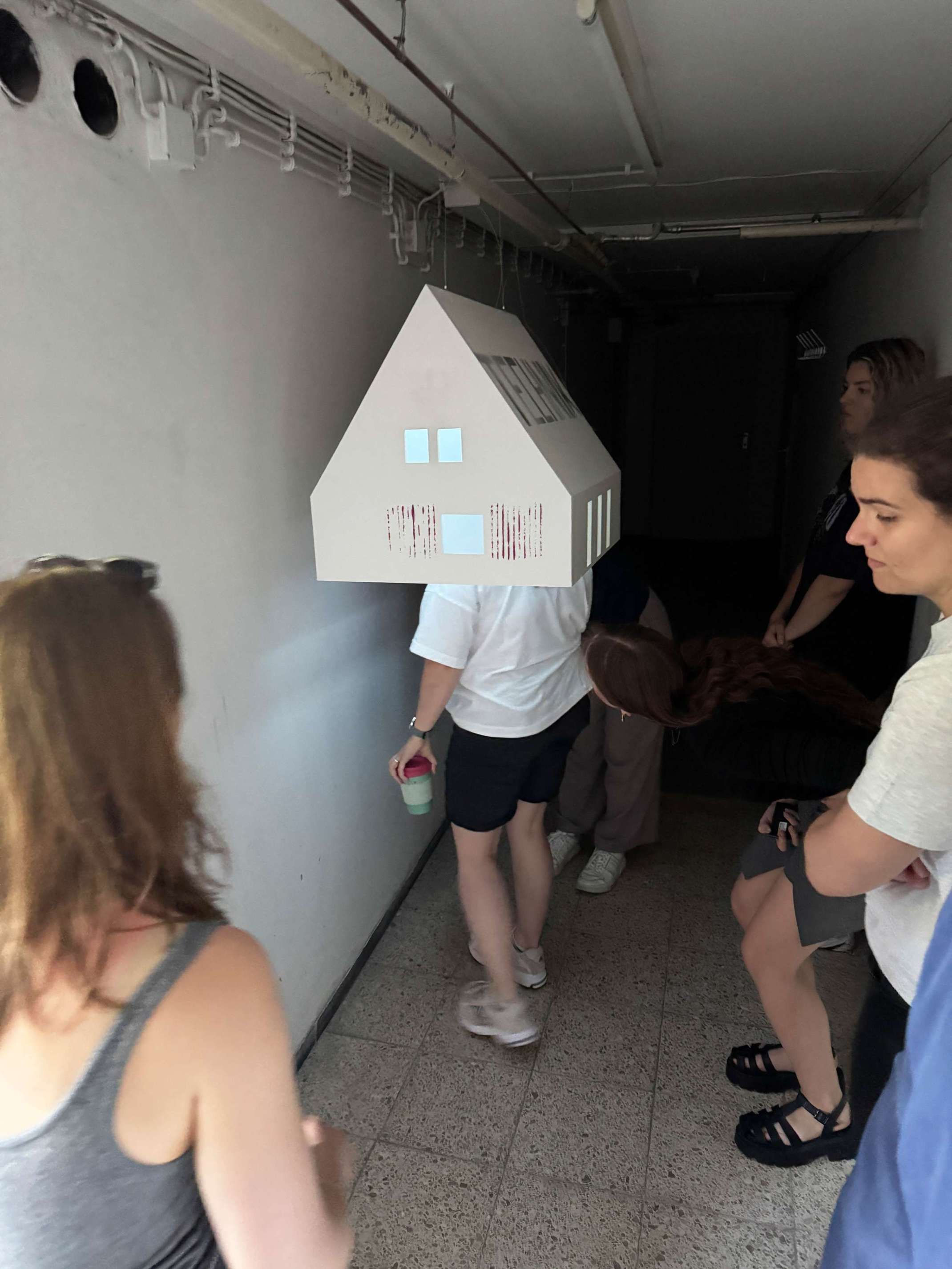 Work in progress: Studierende bereiten die Ausstellung vor.