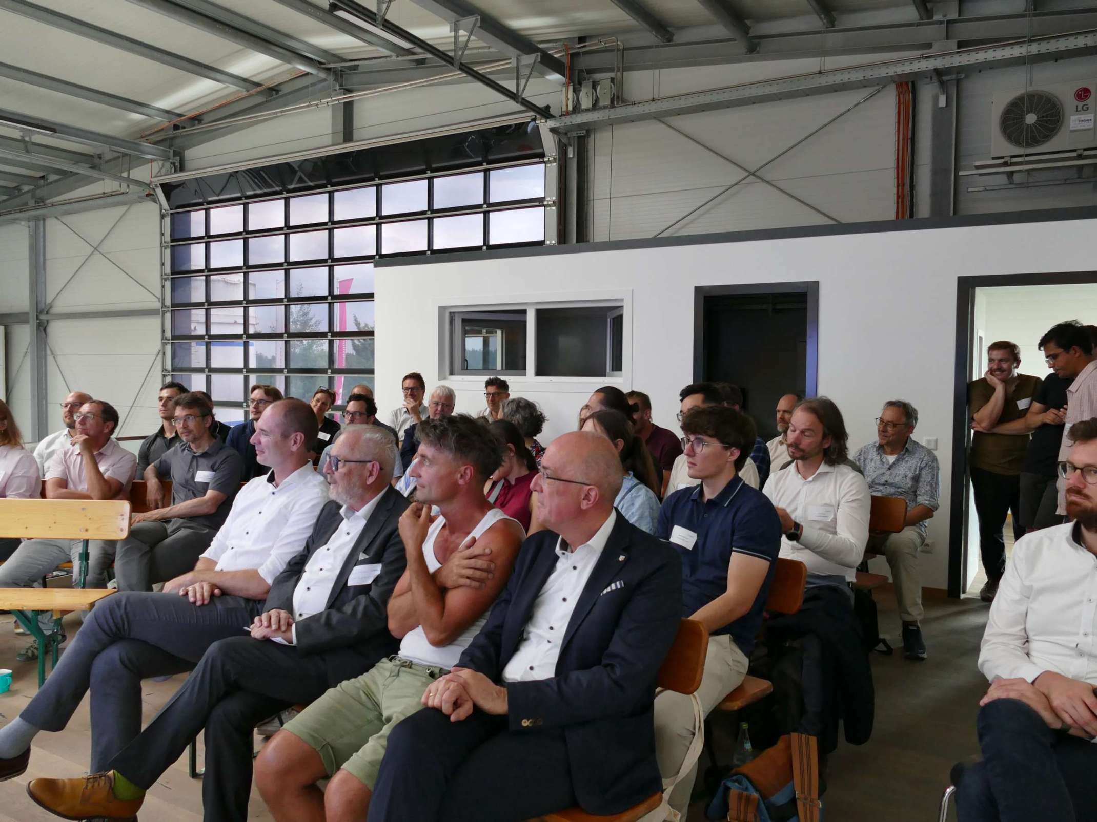 7. Netzwerktreffen des BayWISS-Kollegs IBU: (1. Reihe v.r.) Landrat Dr. Klaus Metzger, Johannes Ankner, Erster Bürgermeister Klaus Habermann, THA-Vizepräsident Prof. Dr. Frank Danzinger