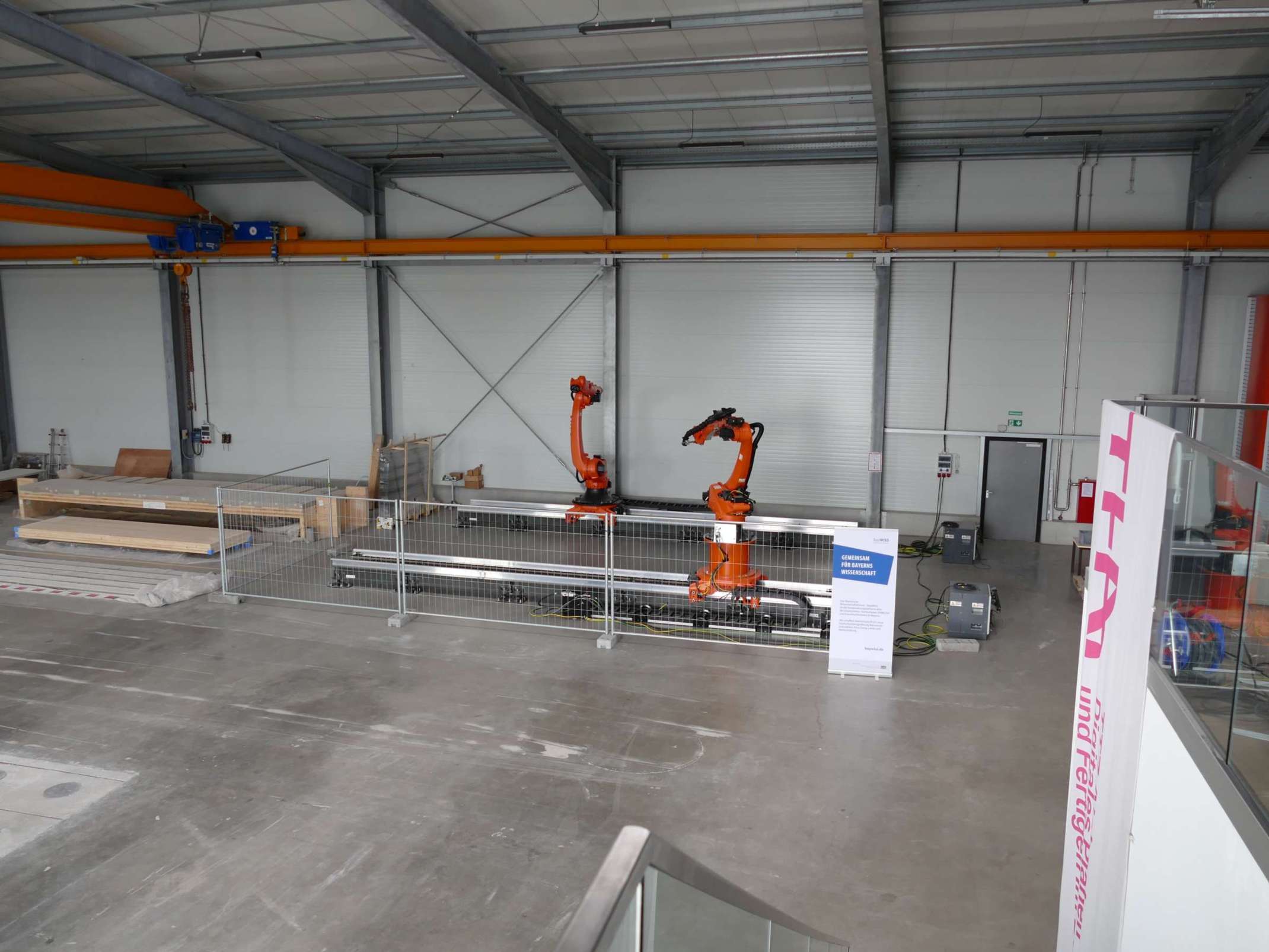 TTZ Aichach: Die Forschungsarbeiten zum DATIpilot Innovationssprint trimSLAB (links) und die 3D-Beton-Druck-Maschine