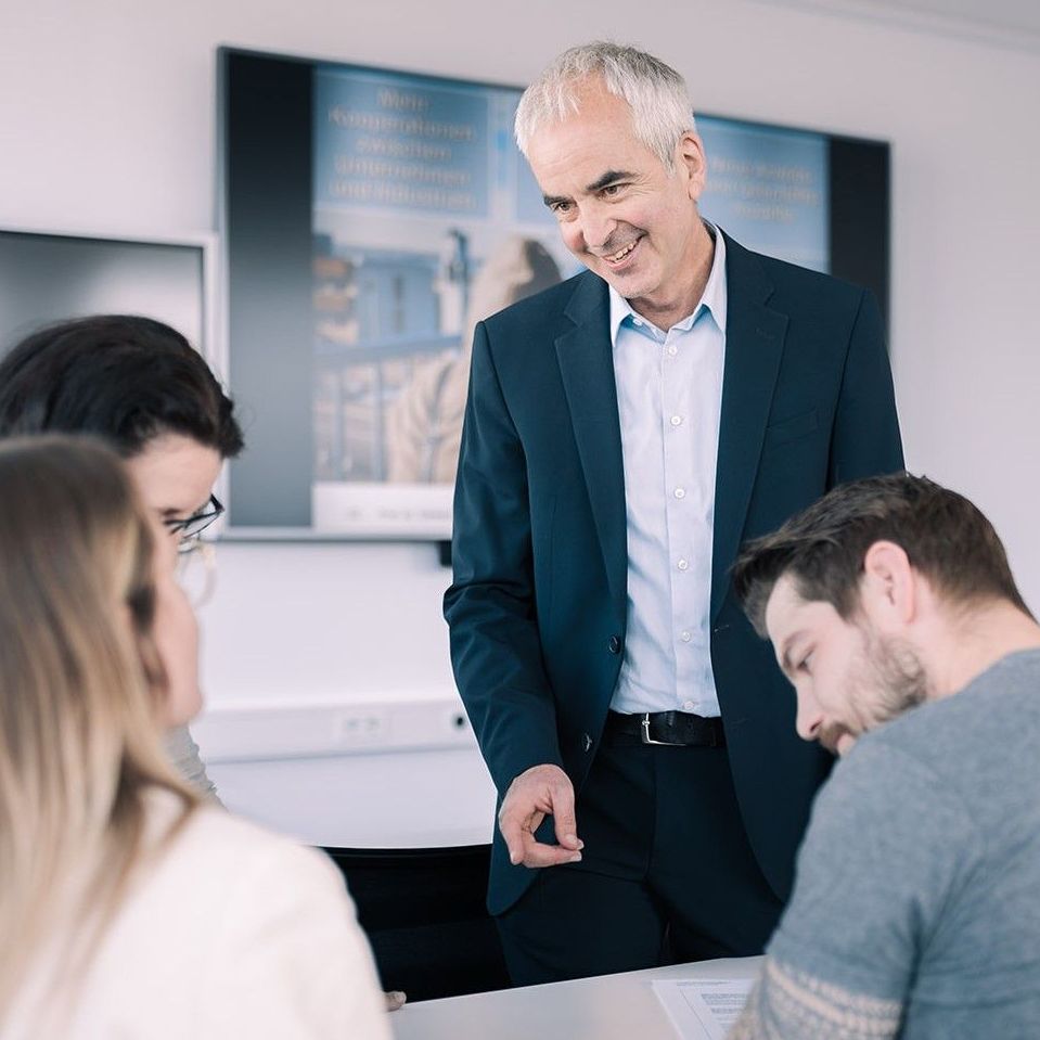 Prof. Dr. Clemens Espe und Studierende - Master IT-Projekt- und Prozessmanagement - berufsbegleitend - Technische Hochschule Augsburg (Foto: hoch3media)