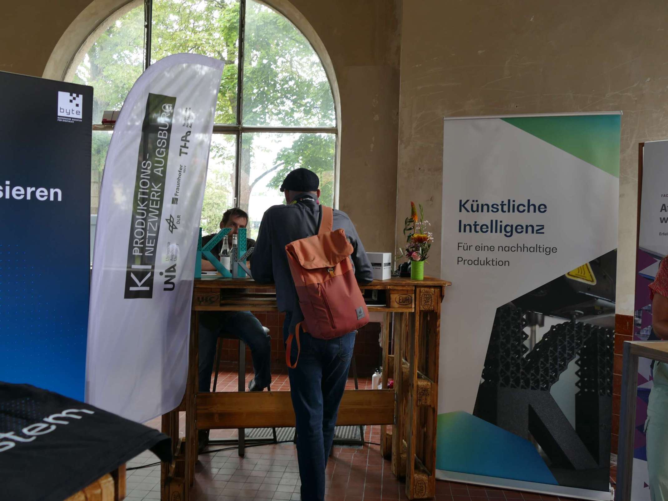 sparkscon 2025: Der Messestand des KI-Produktionsnetzwerks Augsburg