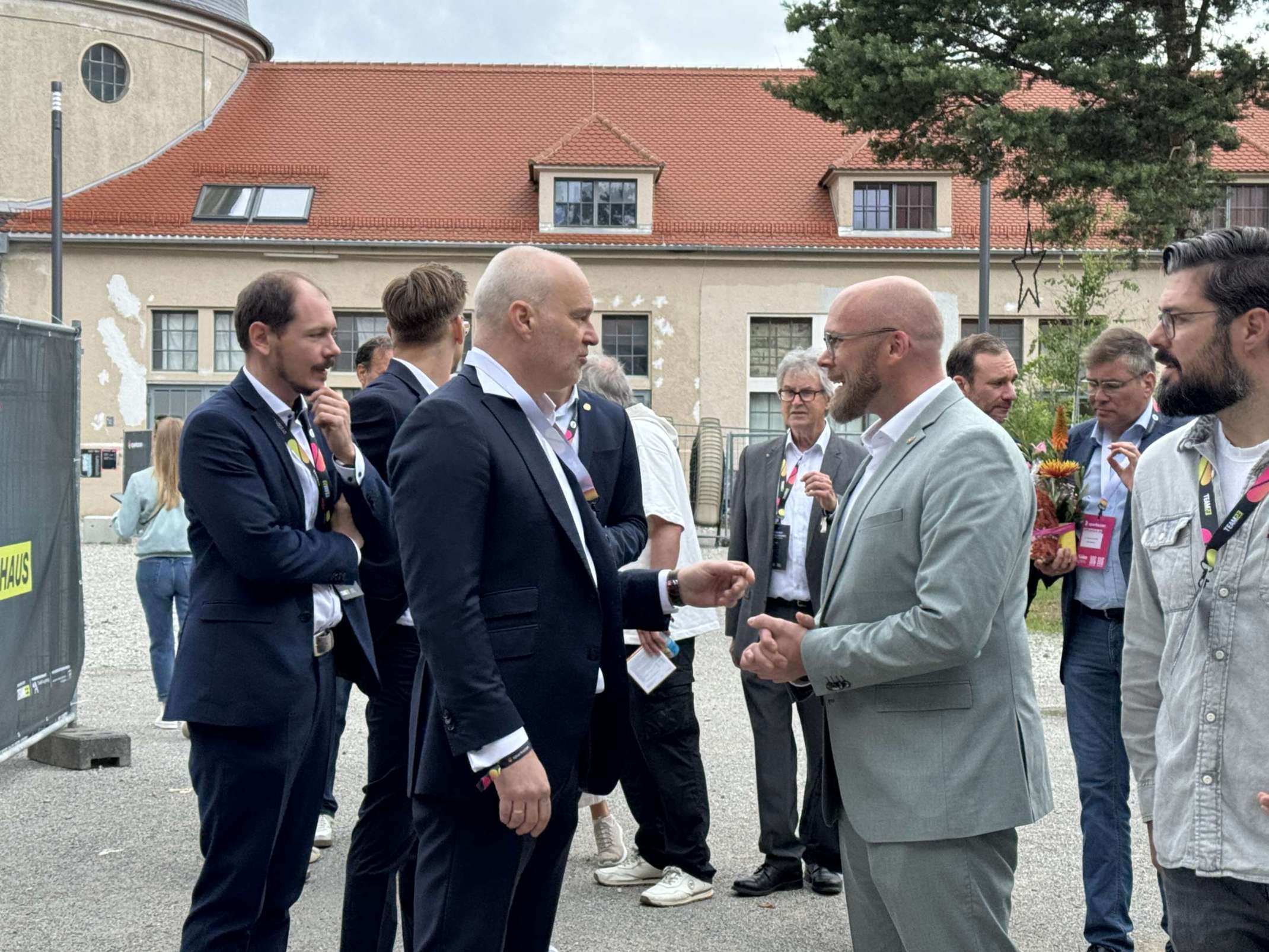 sparkscon 2025: Bayerns Digitalminister Dr. Fabian Mehring (r.) im Gespräch mit Prof. Dr. Dr. h.c. Gordon Thomas Rohrmair, Präsident der Technischen Hochschule Augsburg und in Vertretung für das KI-Produktionsnetzwerk der THA (Bild: Martina Friedsmann)