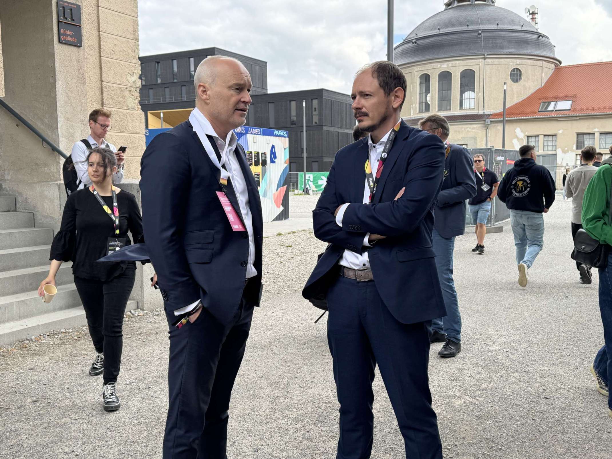 sparkscon 2025: Im Gespräch zwei Vertreter des KI-Produktionsnetzwerks Augsburg, (links) Prof. Dr. Dr. h.c. Gordon Thomas Rohrmair, Präsident der Technischen Hochschule Augsburg, und Prof. Dr. Markus Sause, Leiter des KI-Produktionsnetzwerks der Universität Augsburg (Bild: Martina Friedsmann)