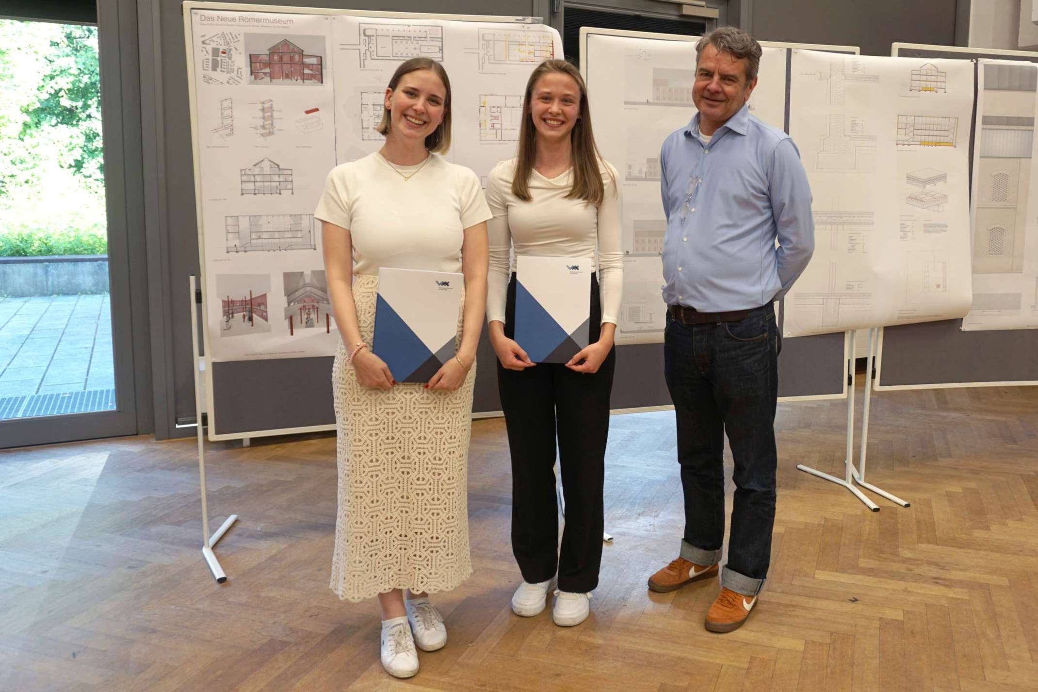 Theresa Brinkmann und Marie Schütz mit Prof. Dr. Bernhard Irmler