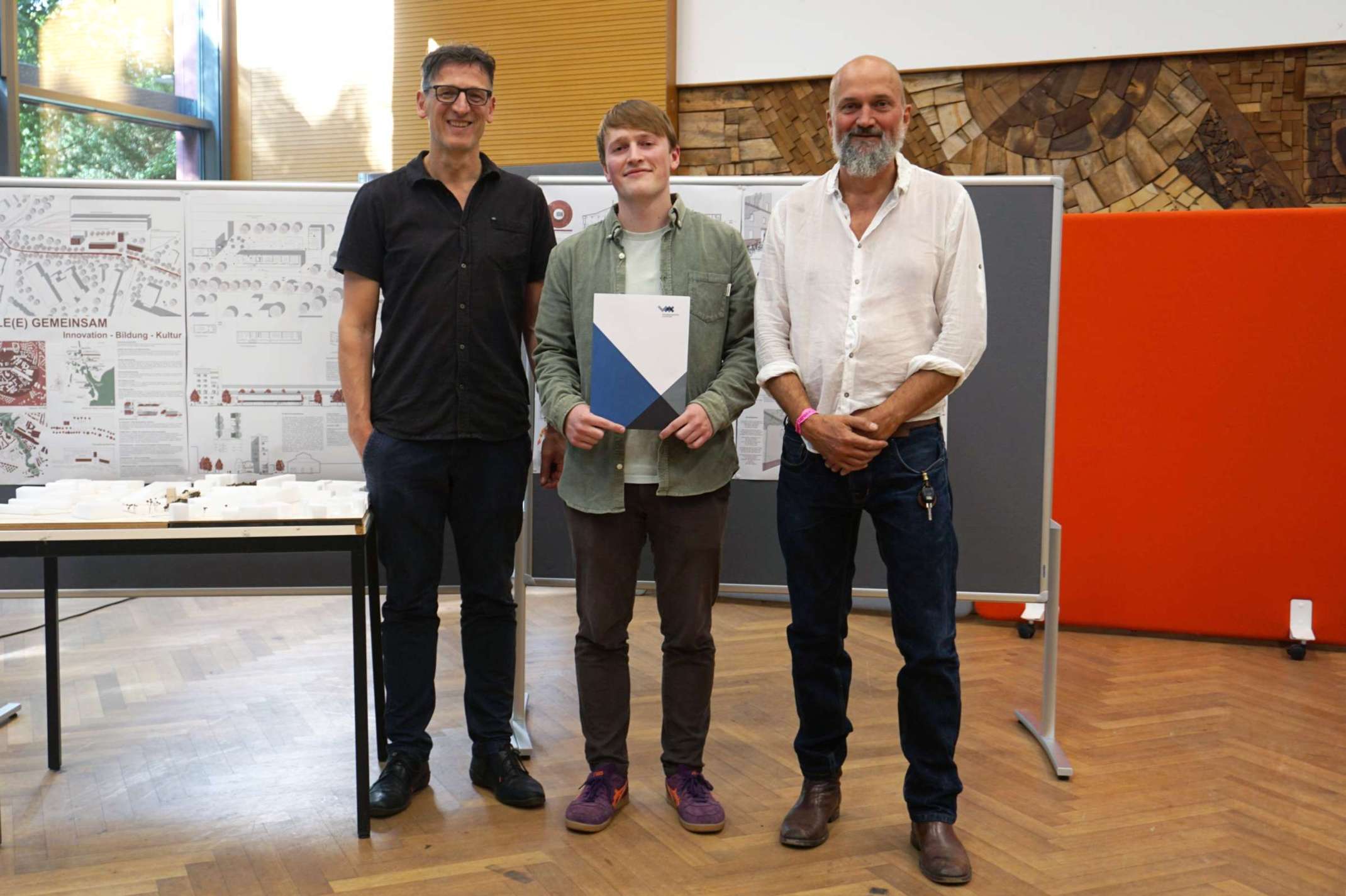 Tom Hanstein mit Professoren Dr. Stefan Fina und Dr. Christian Bauriedel