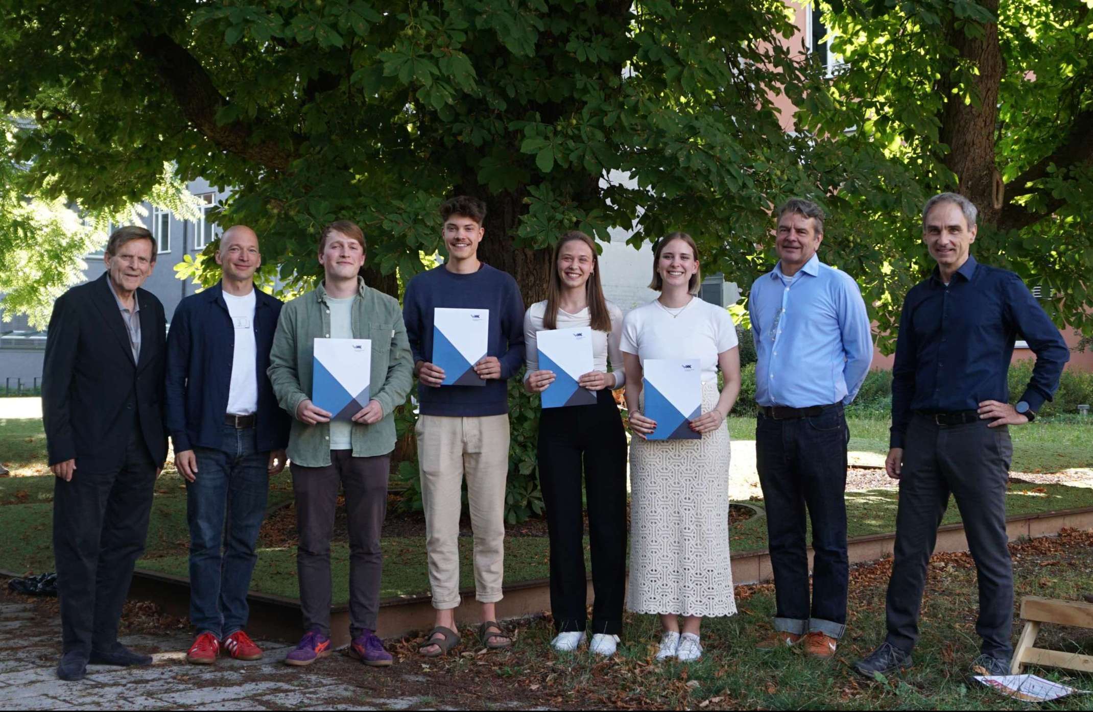 Die Preisträger:innen mit ihren betreuenden Professor:innen und Bürgermeister Herr Kränzle