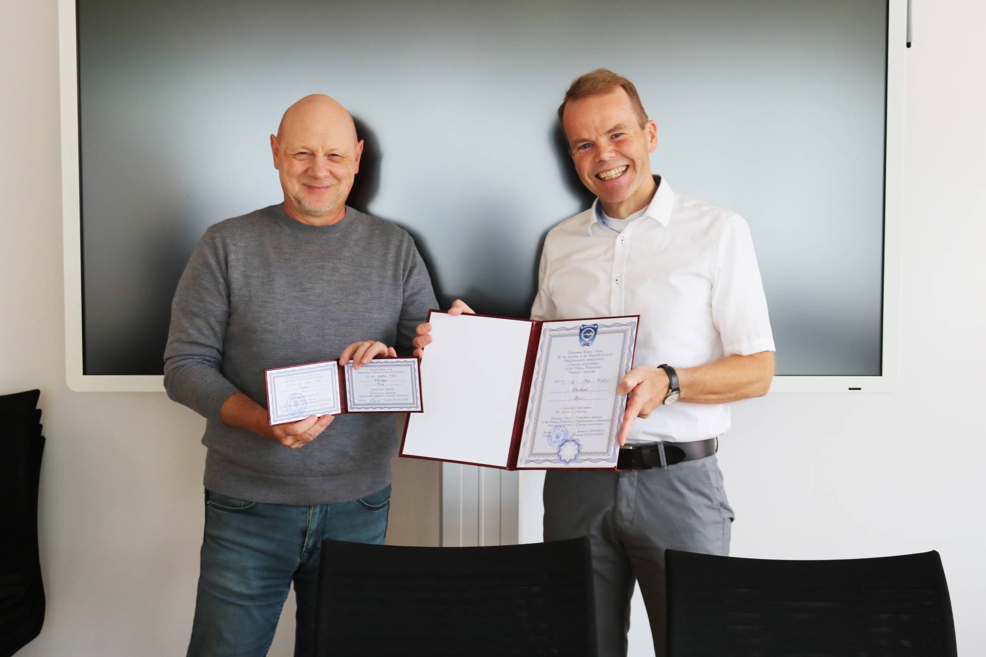 Urkundenübergabe „Doktor honoris causa“ an Prof. Eberhard Roos durch Prof. Mykhaylo Lobachev. 