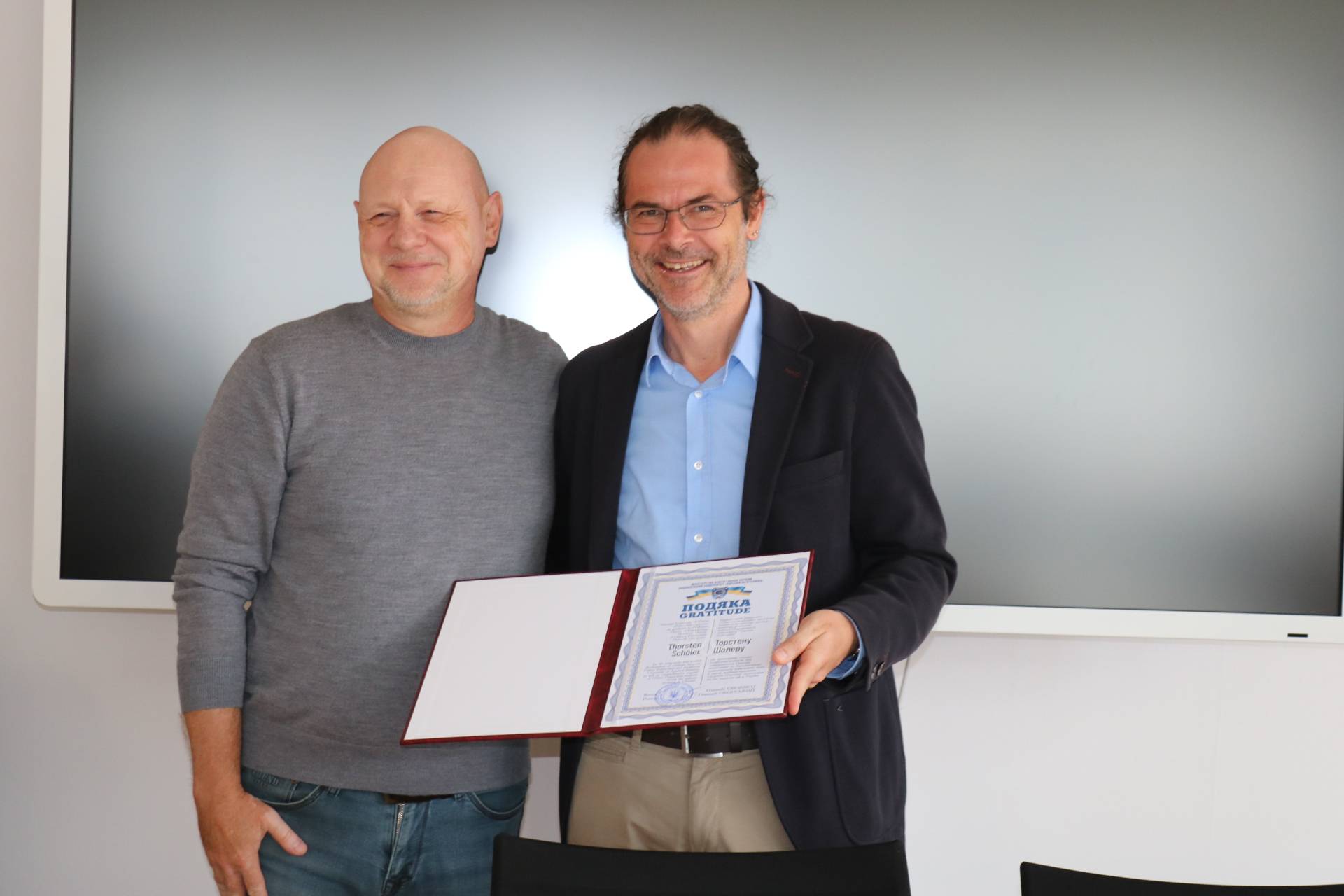 Übergabe der „Dankbarkeitsurkunde“ an Prof. Thorsten Schöler durch Prof. Mykhaylo Lobachev.