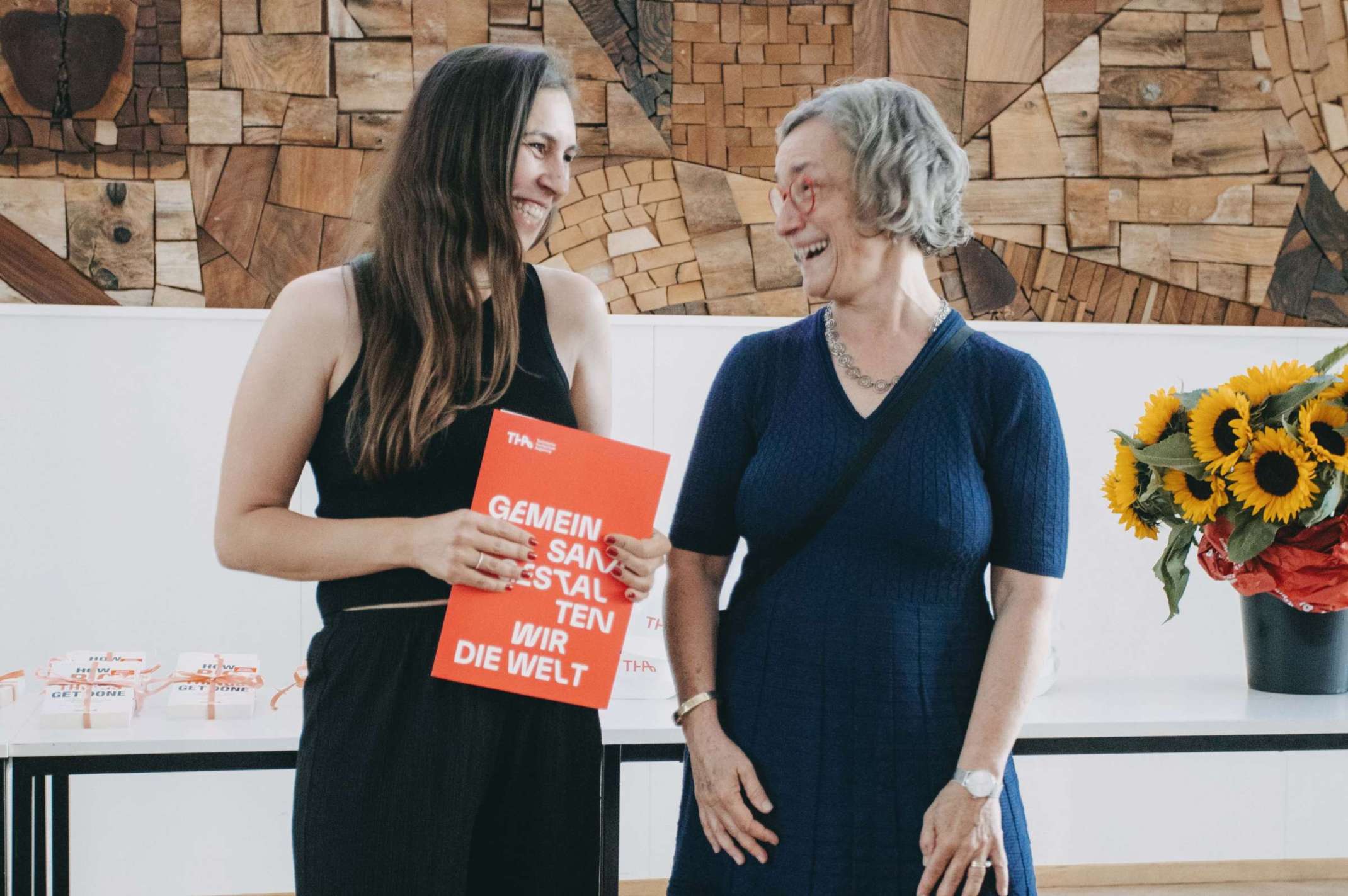 3_Prof. Dr. Elisabeth Krön (rechts) überreicht das Zeugnis und gratuliert einer Absolventin. Foto: Matthias Leo