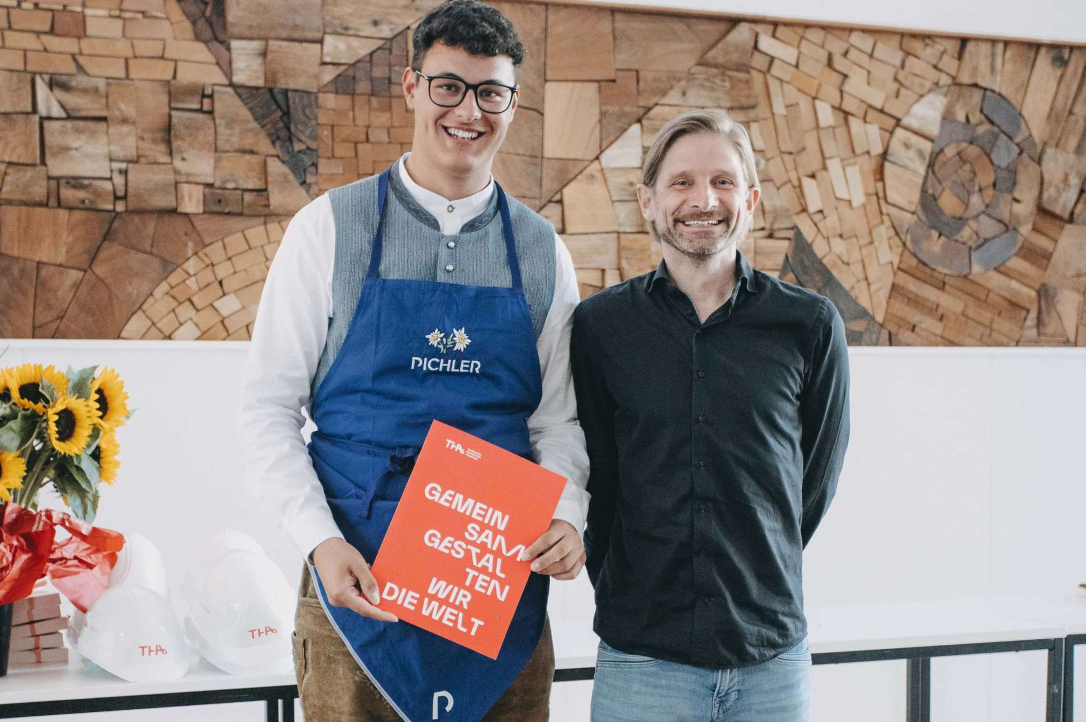 4_Absolvent Zertifikat Fassade (links) freut sich über seinen Abschluss, Studiengangsleiter Prof. Timo Schmidt freut sich mit. Foto: Matthias Leo