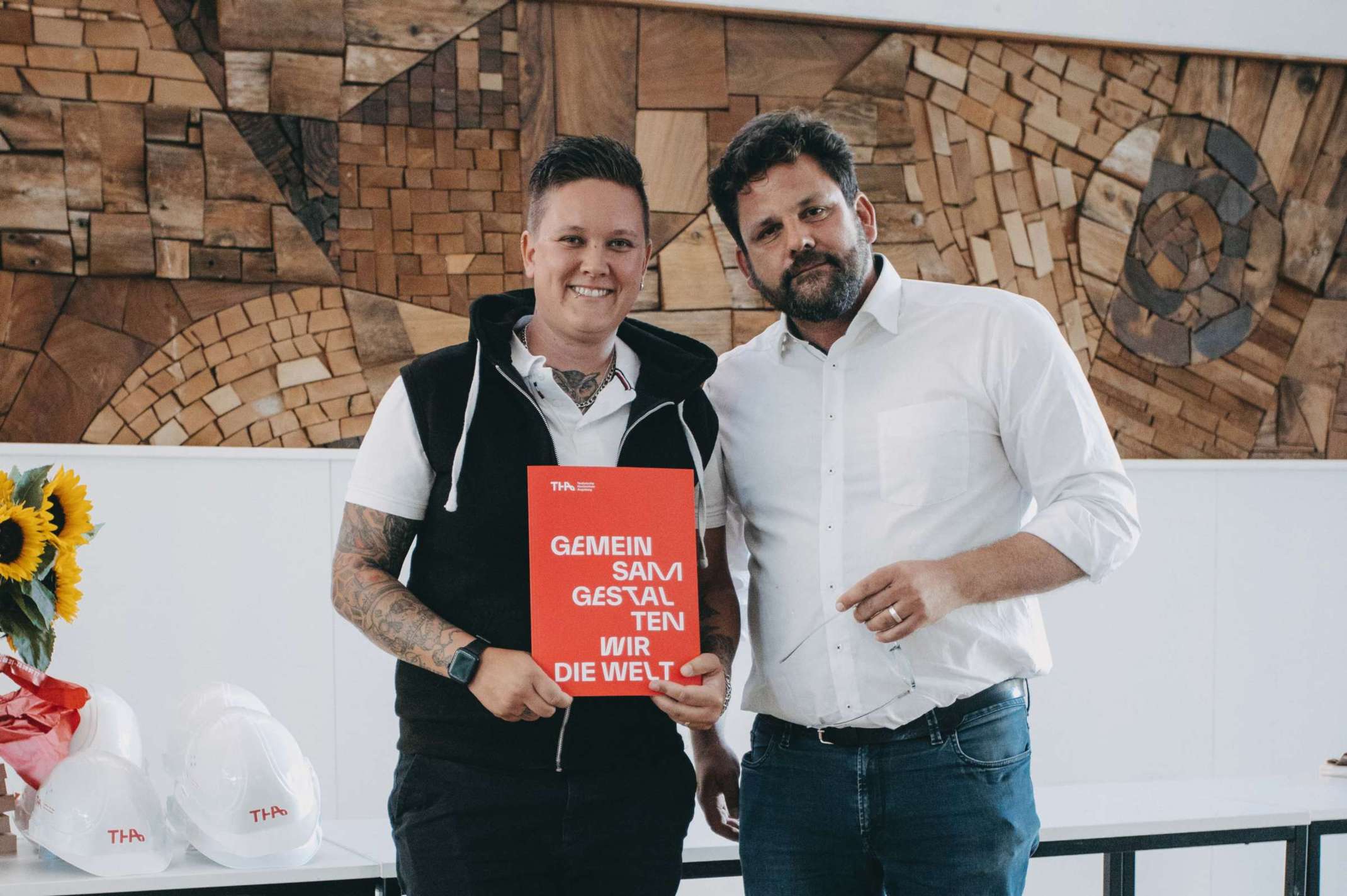 5_Glückliche Absolventin Zertifikat Holzbau, Studiengangsleiter Prof. Wolfgang Huß gratuliert. Foto: Matthias Leo