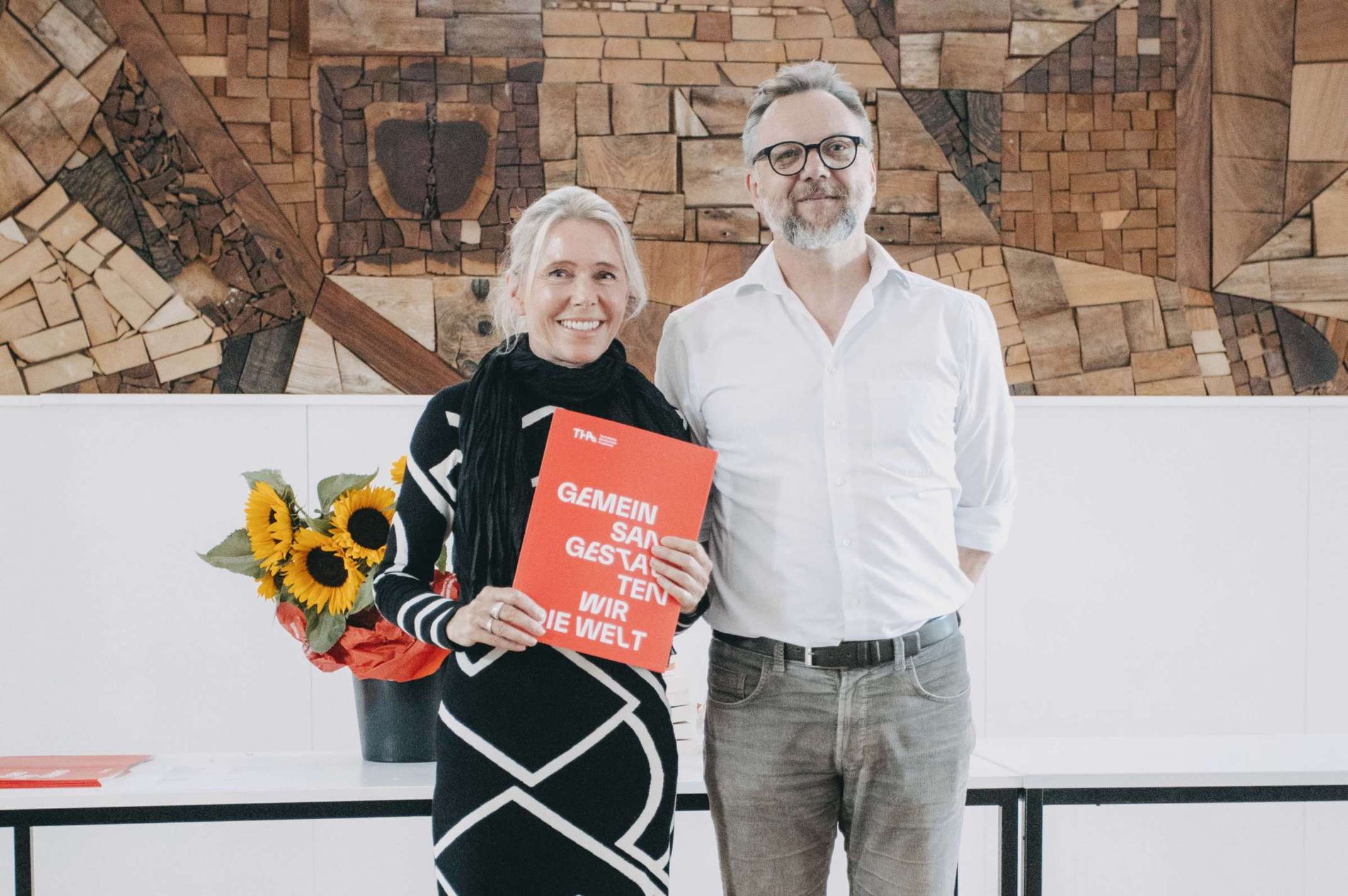 6_Studiengangsleiter Prof. Jürgen Huber überreicht das Zeugnis einer frisch gebackenen Fachingenieurin Ausbau. Foto: Matthias Leo