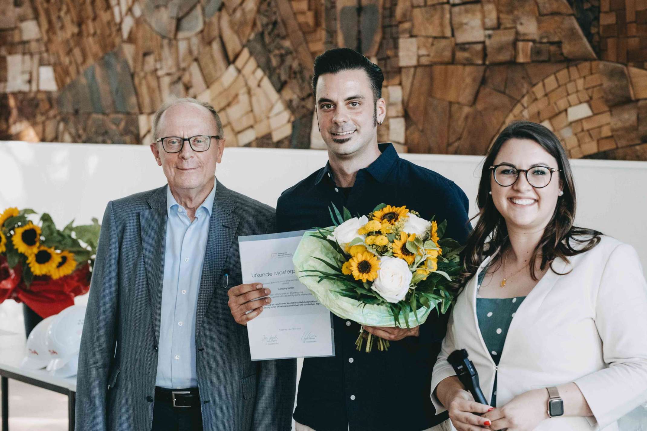 7_Herr Max Meixner (links) und Frau Ines Angele überreichen den VFBI-Masterpreis 2025 an Herrn Hansjörg Bühler. Foto: Matthias Leo.