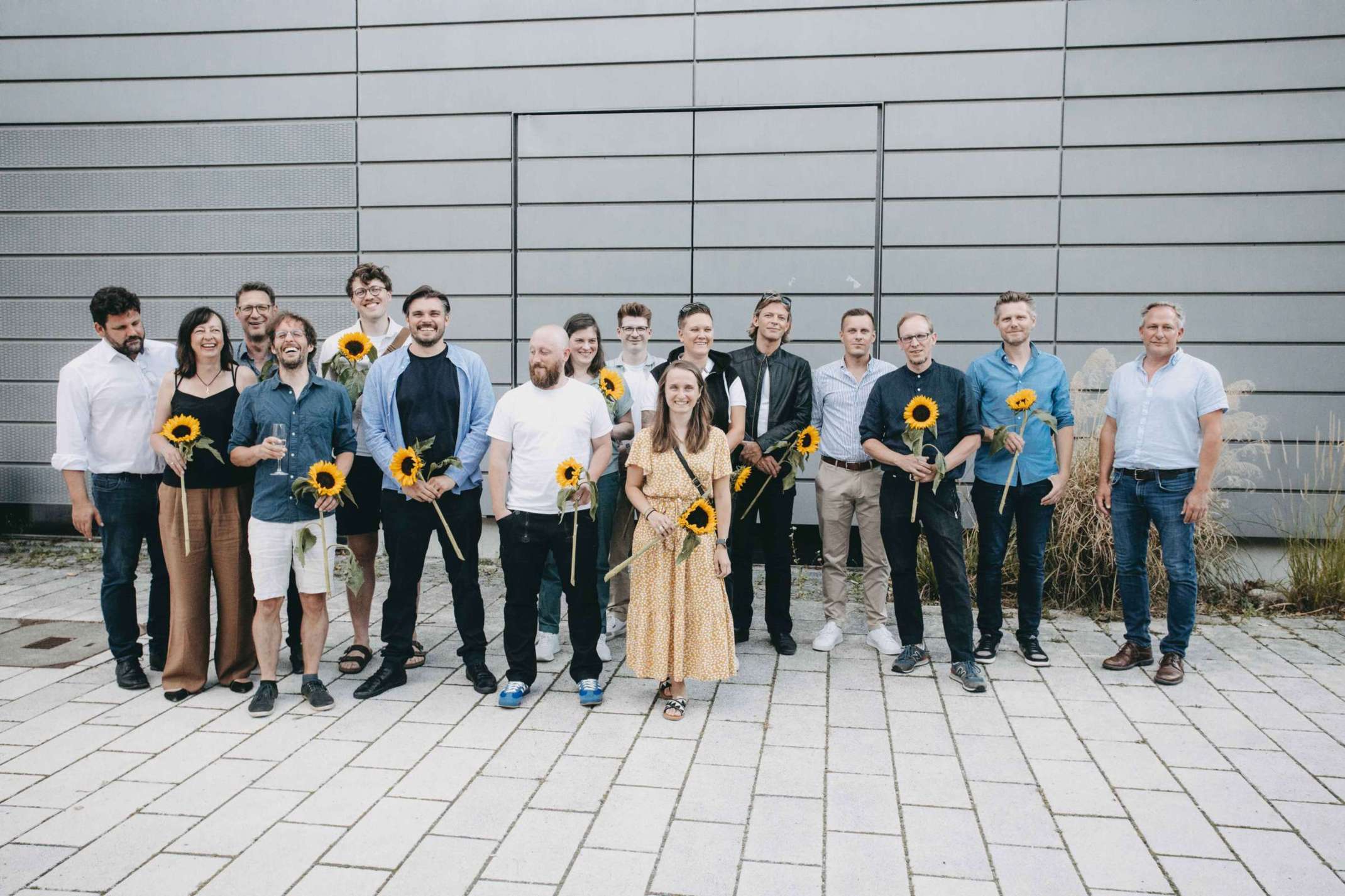 10_Absolventinnen und Absolventen Zertifikat Holzbau, mit Studiengangsleiter Prof. Wolfgang Huß (links) und stellvertretender Studiengangsleitung Markus Brand (rechts). Foto: Matthias Leo