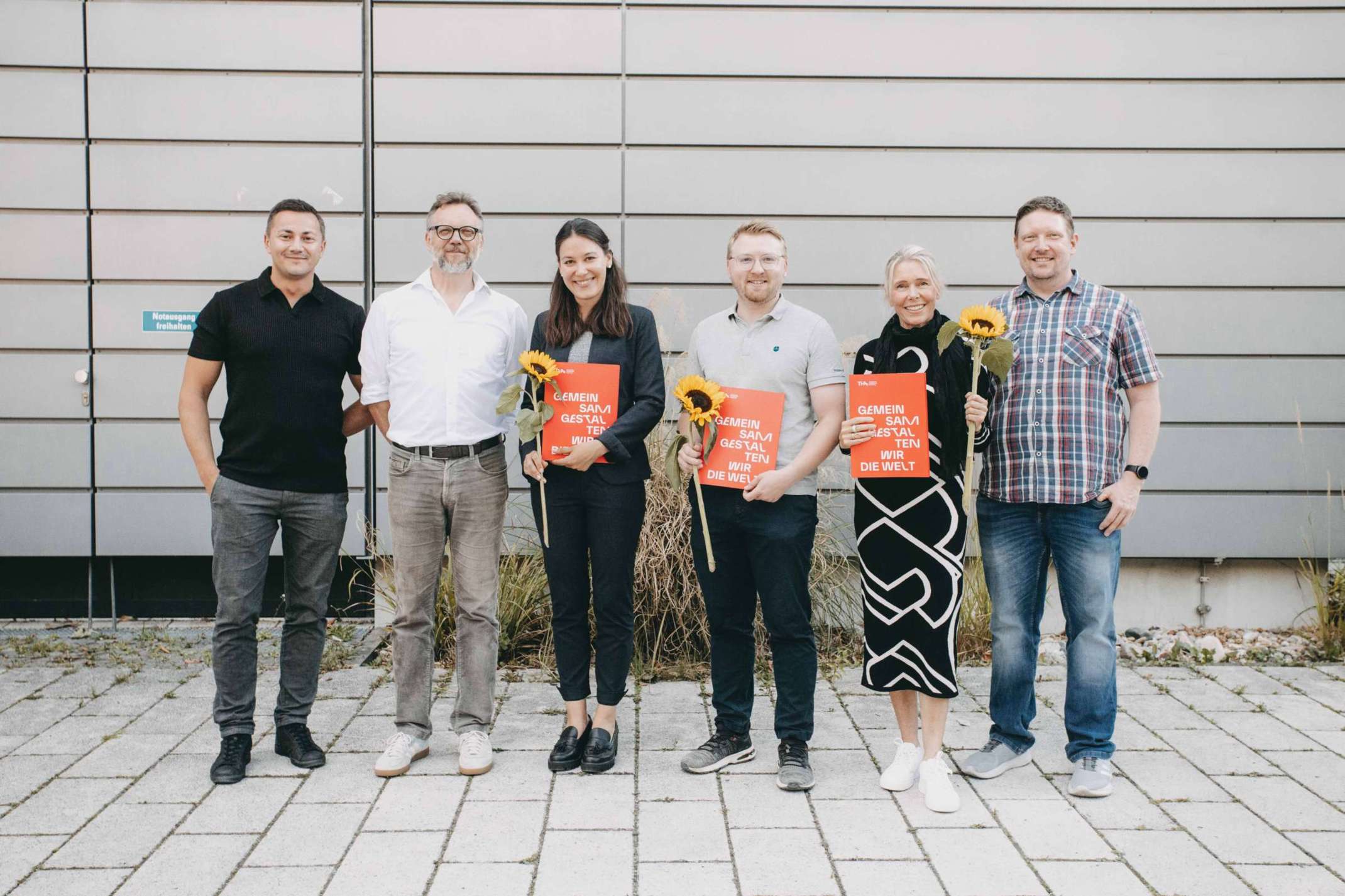11_Absolventinnen und Absolventen Zertifikat Ausbau mti Studiengangsleiter Prof. Jürgen Huber (2.v.l.) und Dozierenden. Foto: Matthias Leo