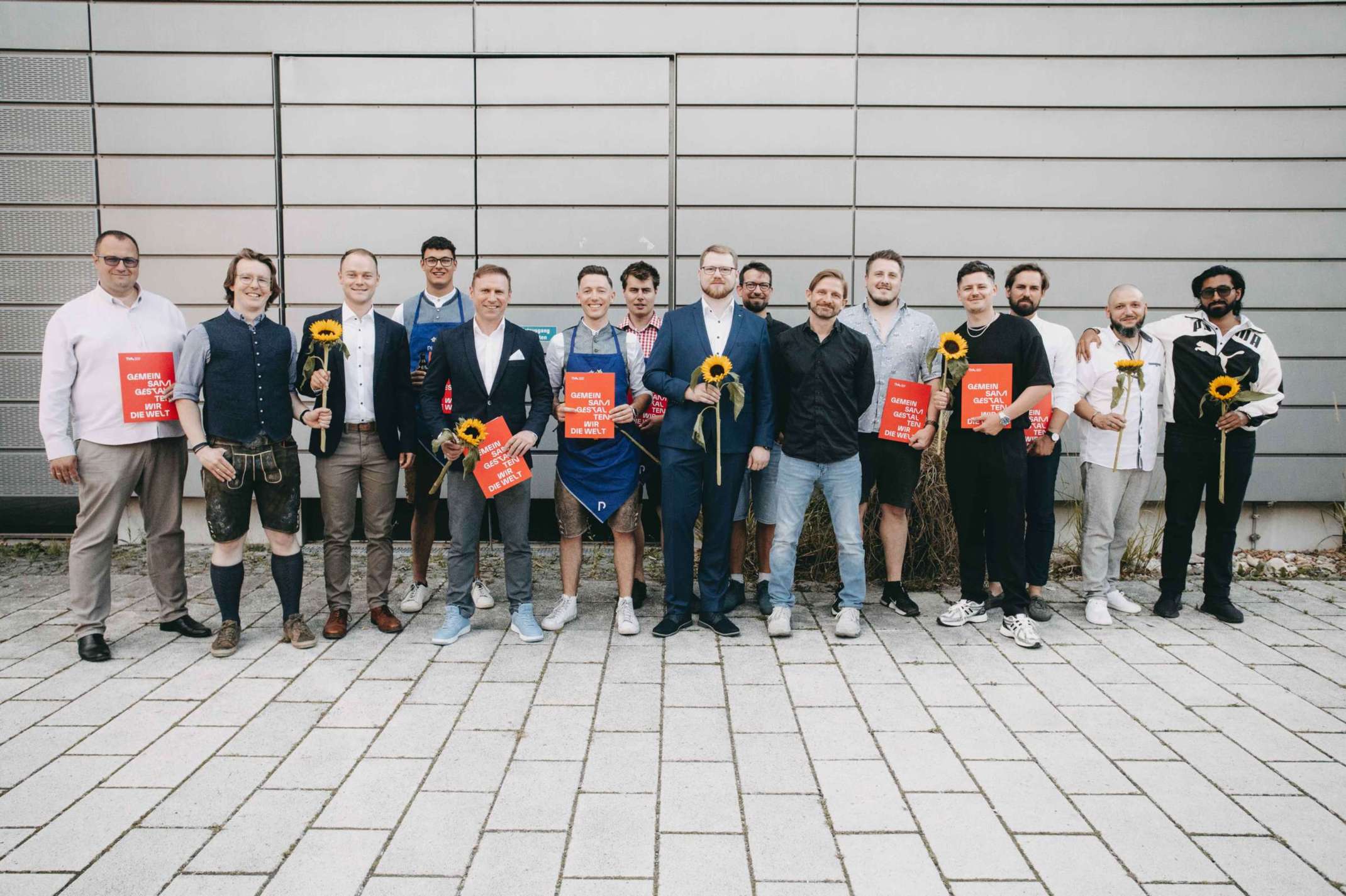 11_Absolventinnen und Absolventen Zertifikat Fassade mit Studiengangsleiter Prof. Timo Schmidt (6.v.r.). Foto: Matthias Leo