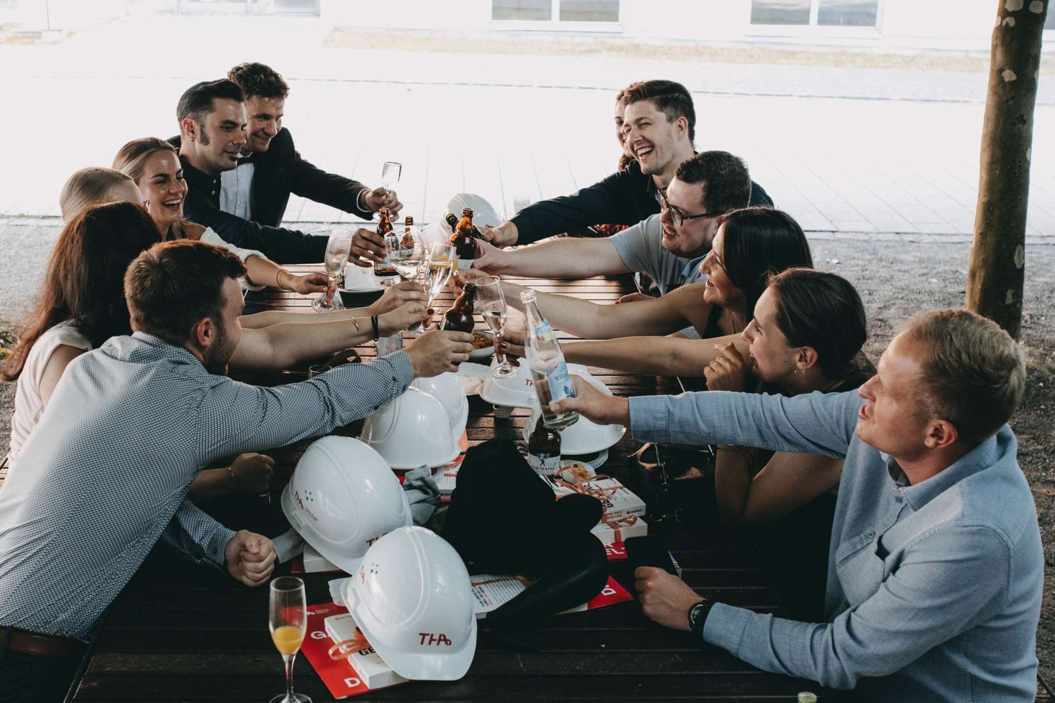 14_Feststimmung und große Freude über den Abschluss. Herzlichen Glückwunsch!! Foto: Matthias Leo